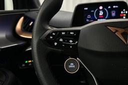 sininen CUPRA Tavascan 2024 kuva 14.