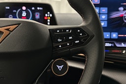 sininen CUPRA Tavascan 2024 kuva 15.