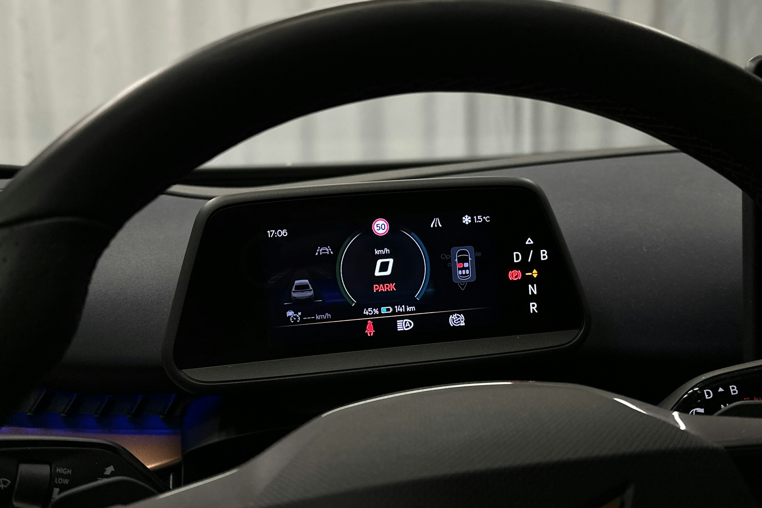 sininen CUPRA Tavascan 2024 kuva 16.