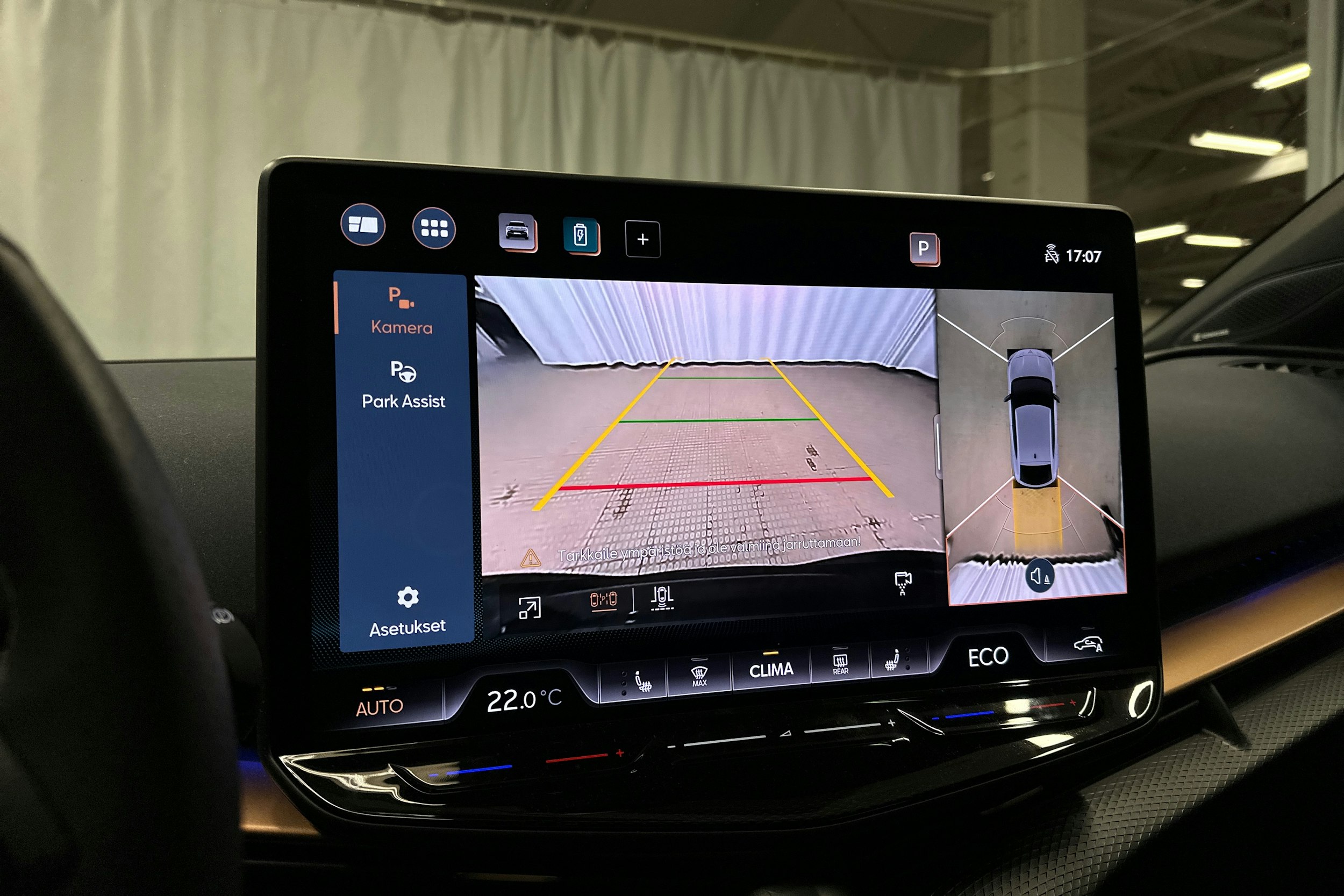 sininen CUPRA Tavascan 2024 kuva 19.