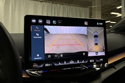 sininen CUPRA Tavascan 2024 kuva 19.