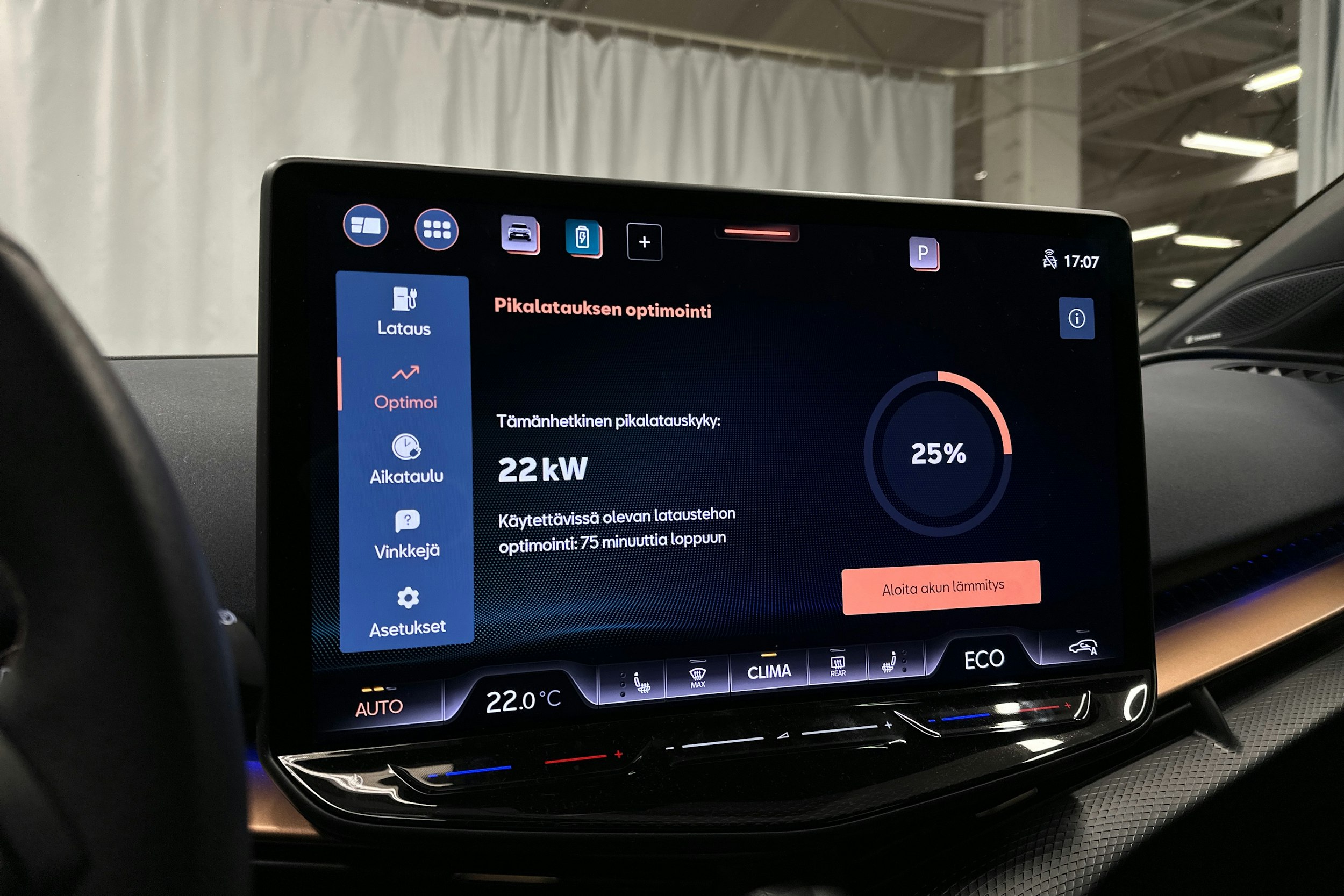 sininen CUPRA Tavascan 2024 kuva 20.