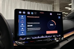 sininen CUPRA Tavascan 2024 kuva 20.