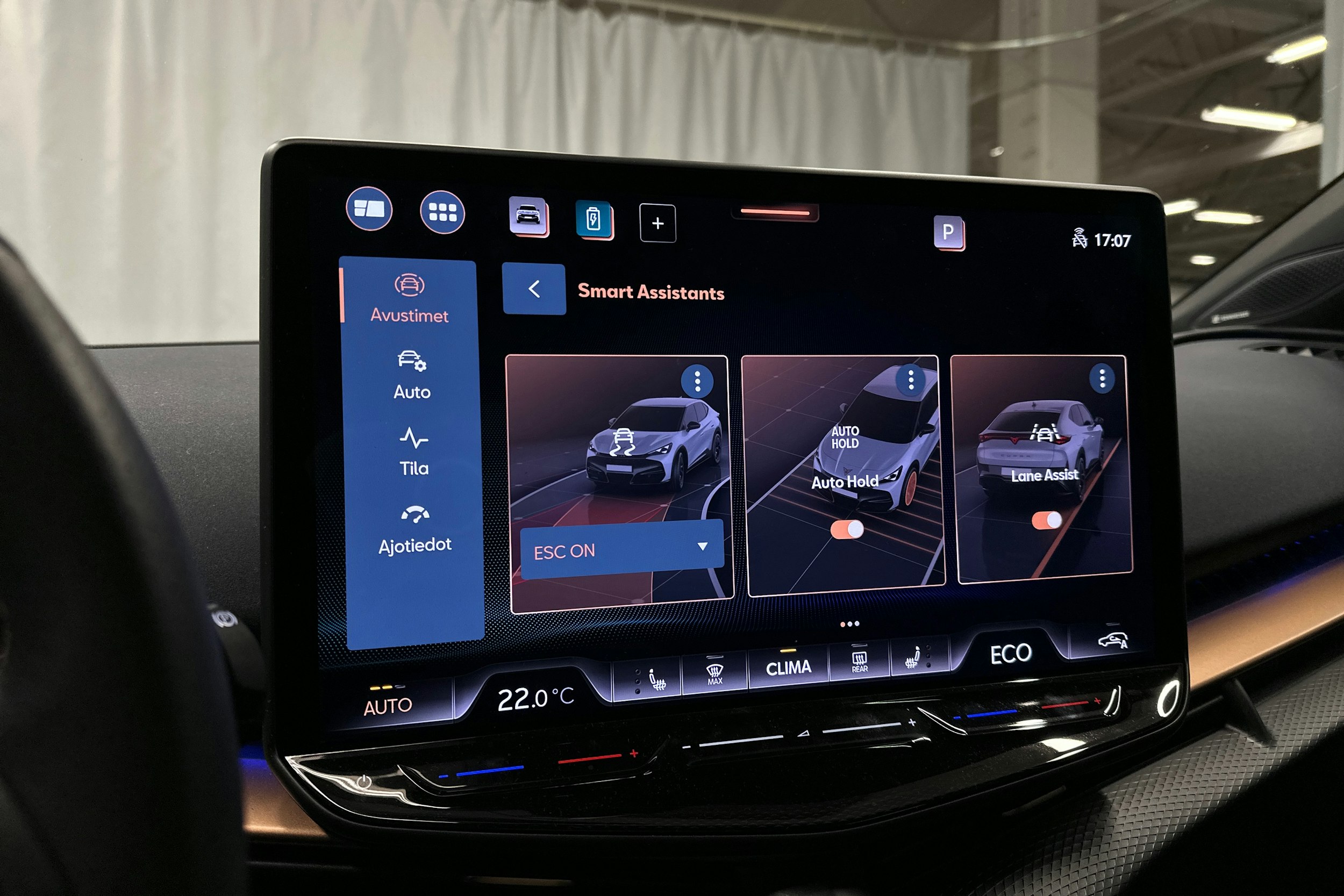 sininen CUPRA Tavascan 2024 kuva 22.