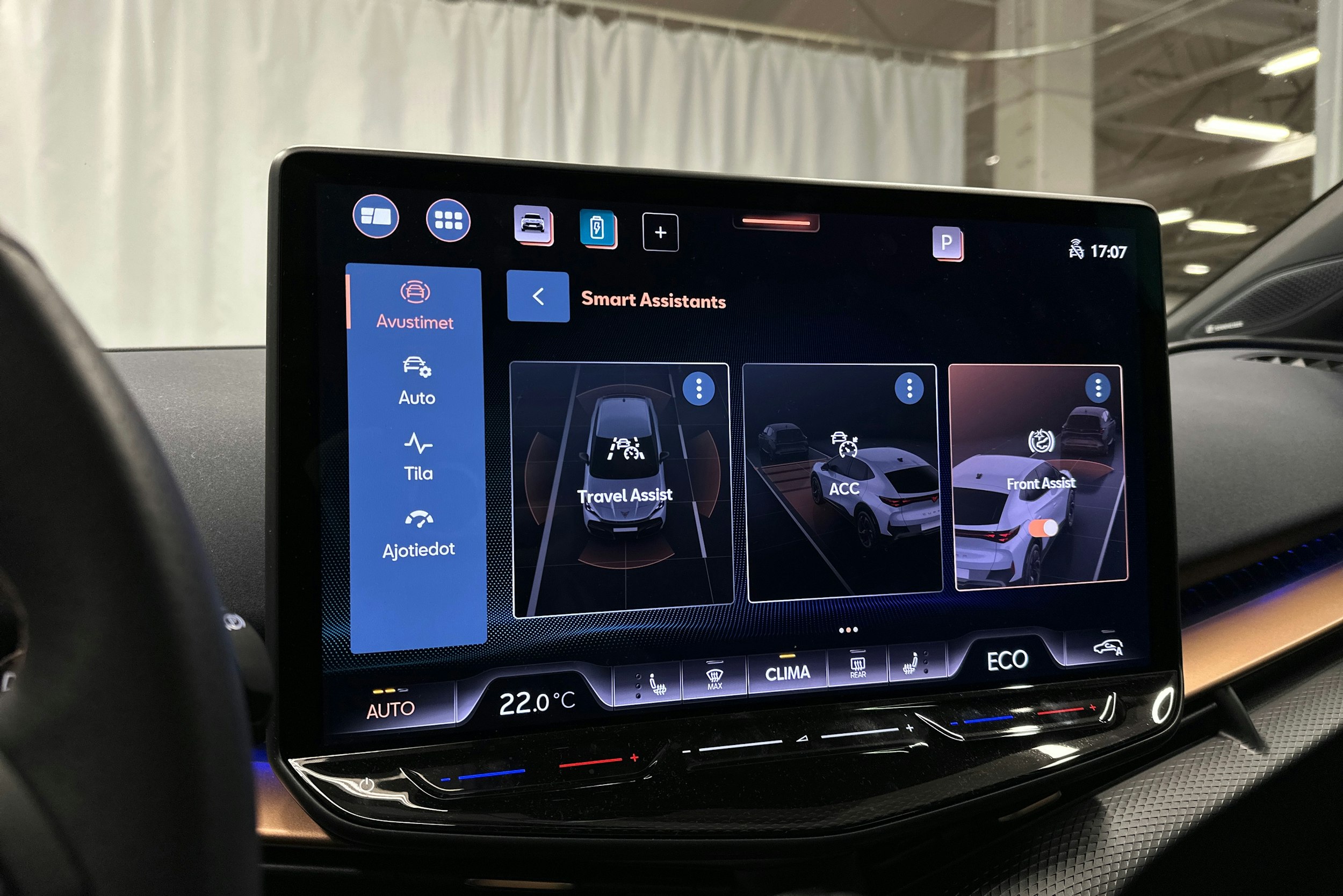 sininen CUPRA Tavascan 2024 kuva 23.