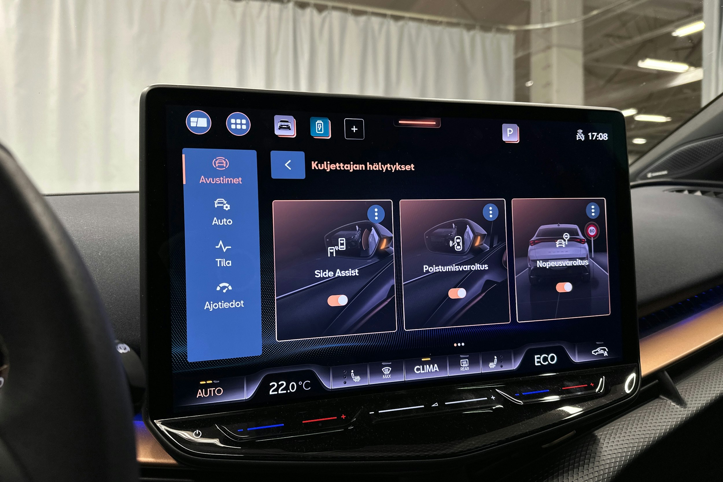 sininen CUPRA Tavascan 2024 kuva 25.