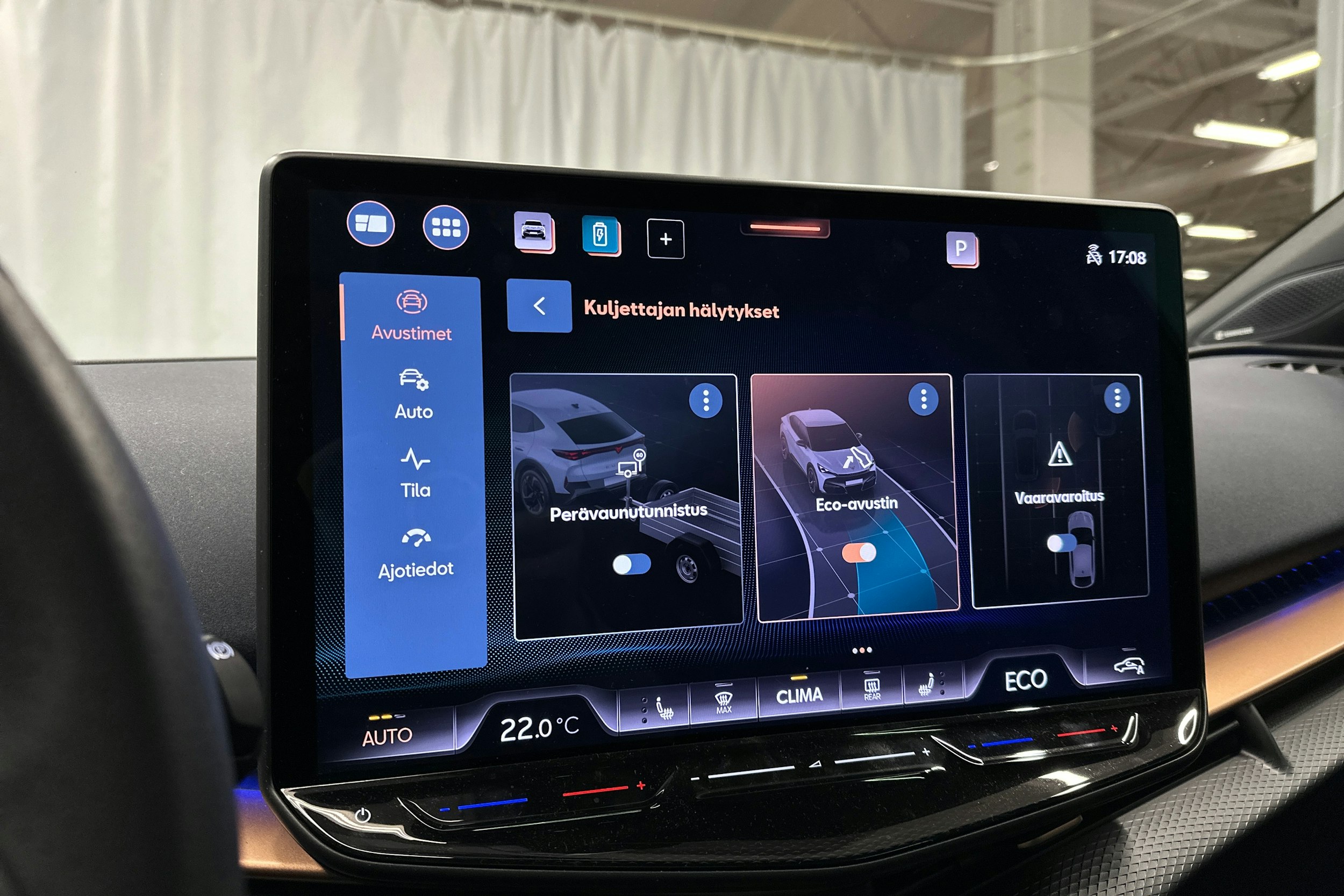 sininen CUPRA Tavascan 2024 kuva 26.