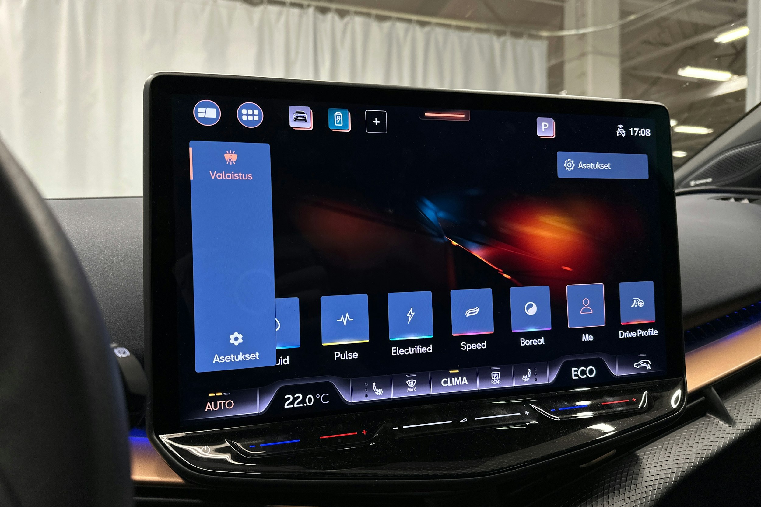 sininen CUPRA Tavascan 2024 kuva 29.