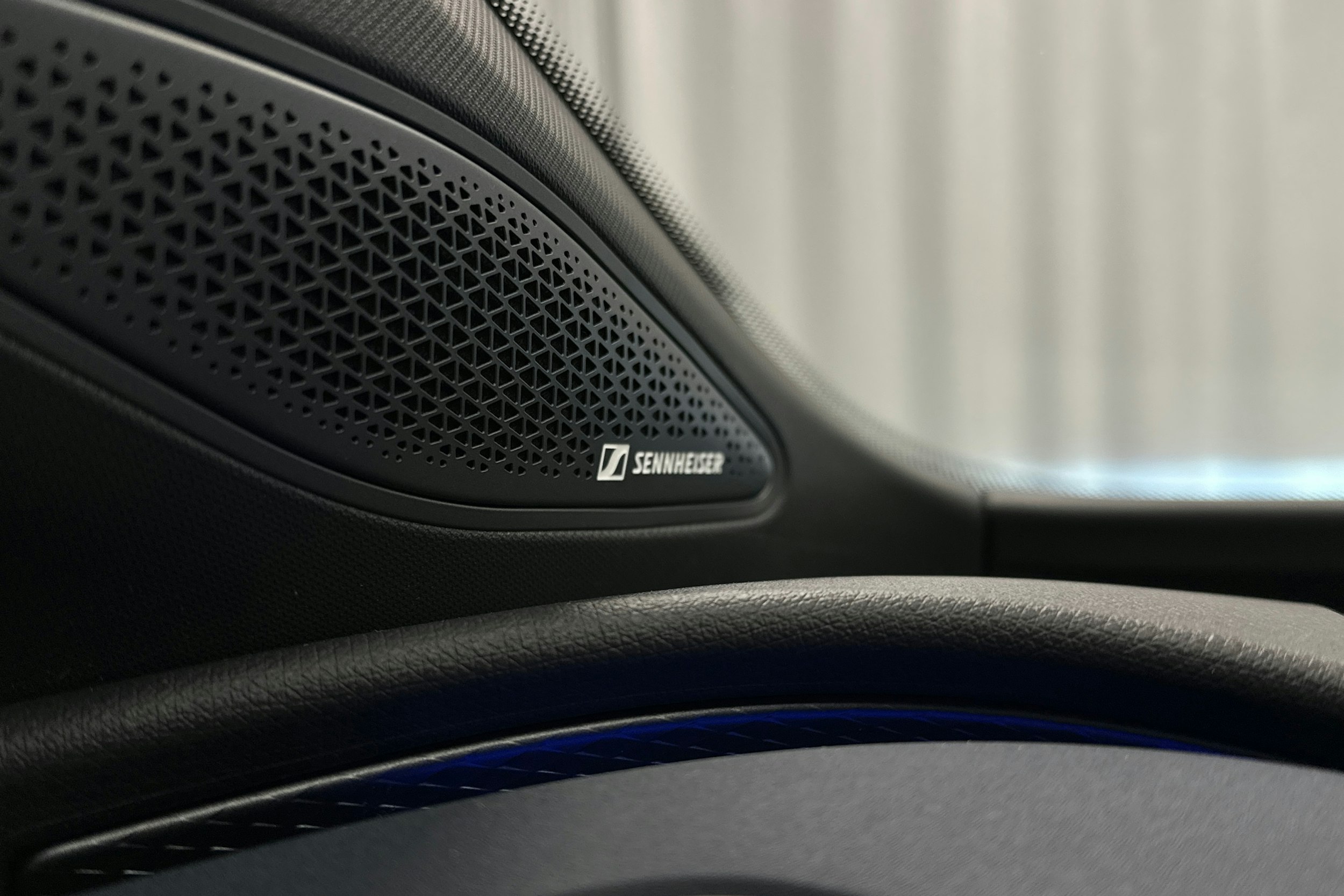 sininen CUPRA Tavascan 2024 kuva 32.