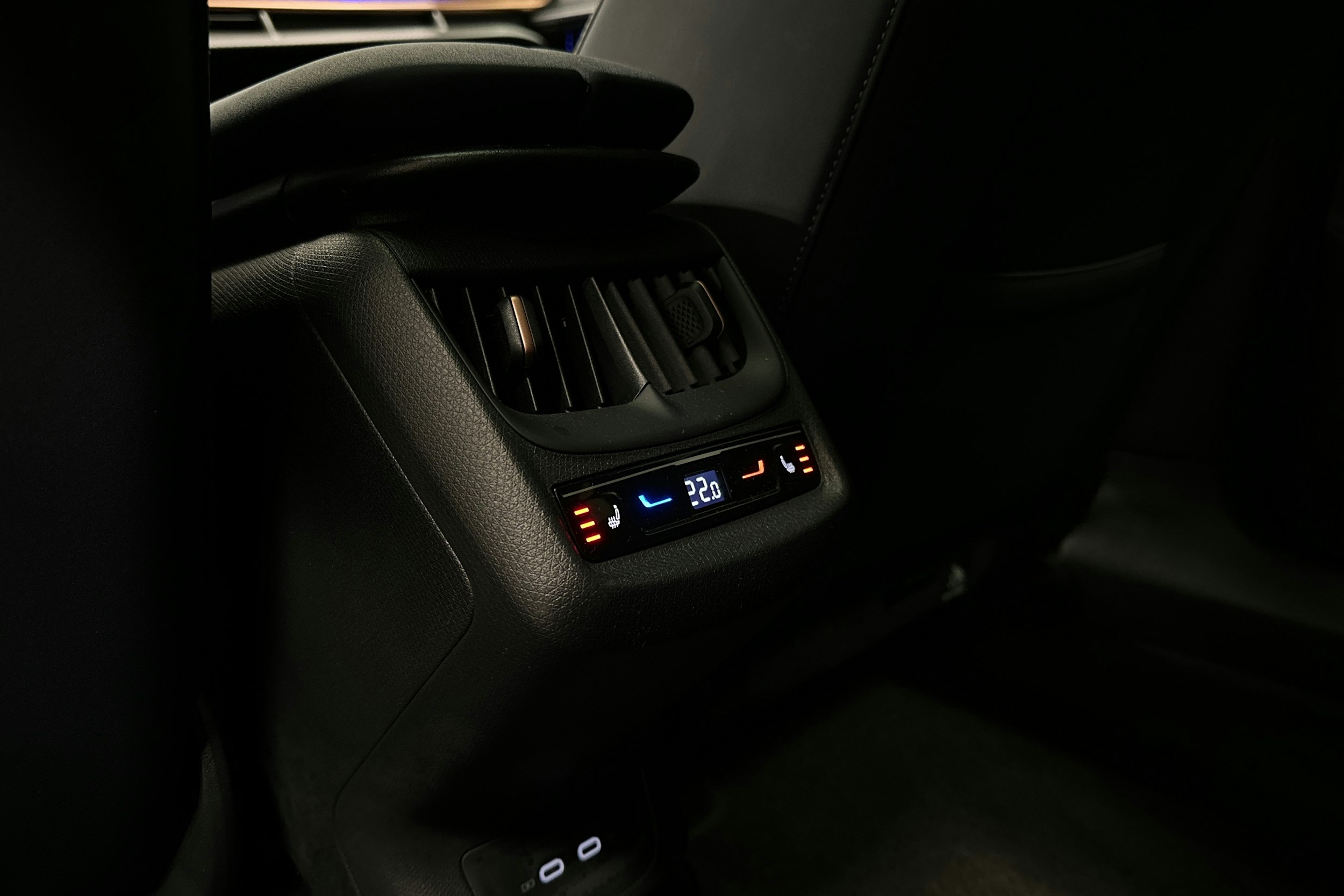 sininen CUPRA Tavascan 2024 kuva 36.