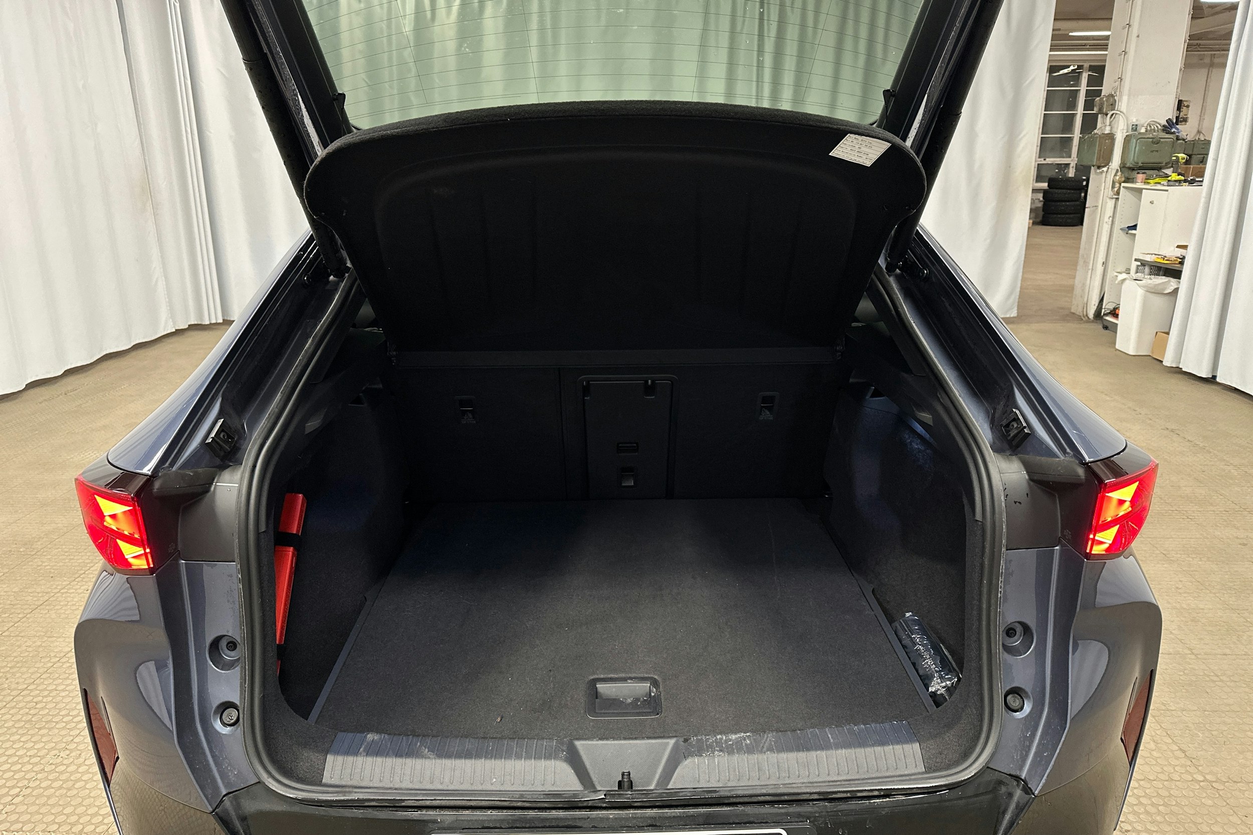 sininen CUPRA Tavascan 2024 kuva 37.