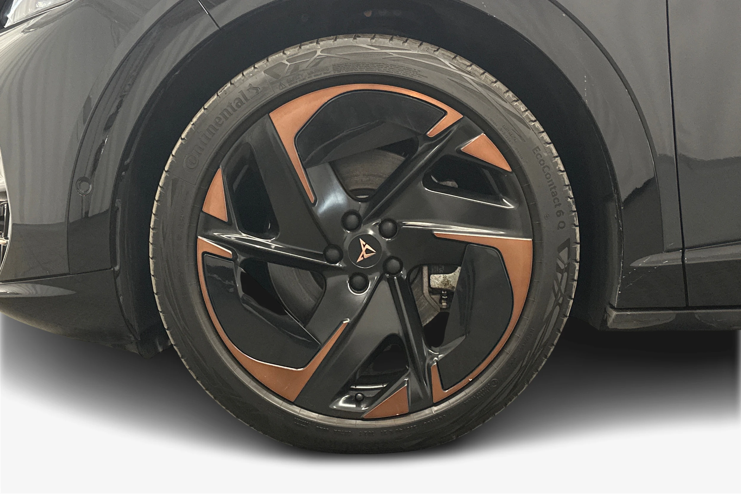 harmaa CUPRA Tavascan 2024 kuva 9.