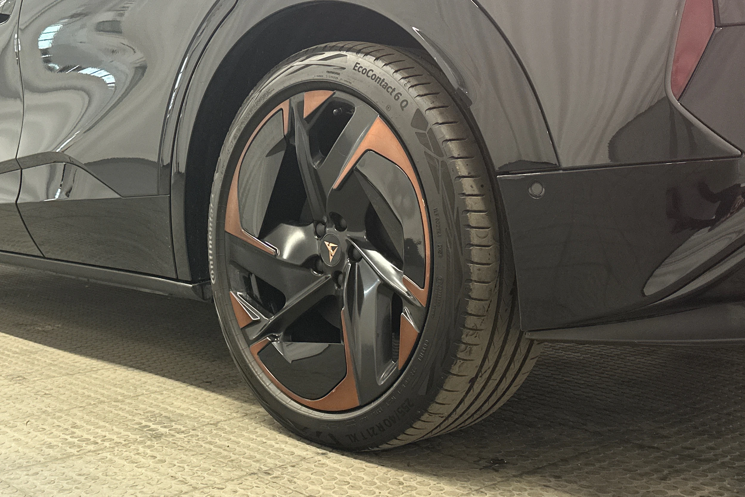 harmaa CUPRA Tavascan 2024 kuva 10.