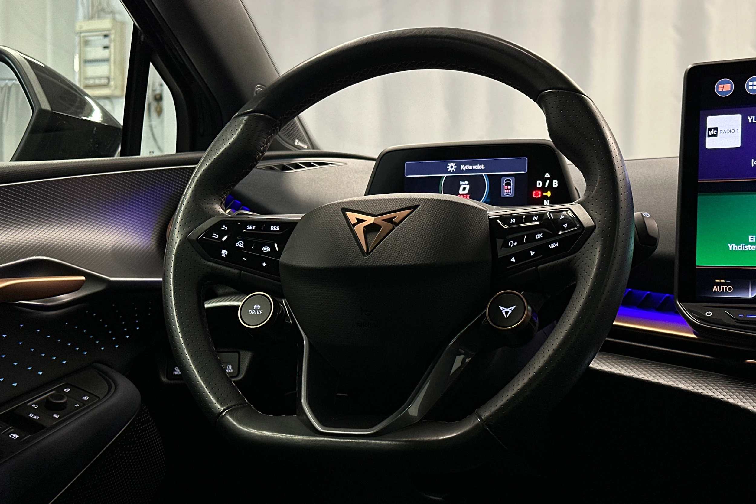 harmaa CUPRA Tavascan 2024 kuva 18.