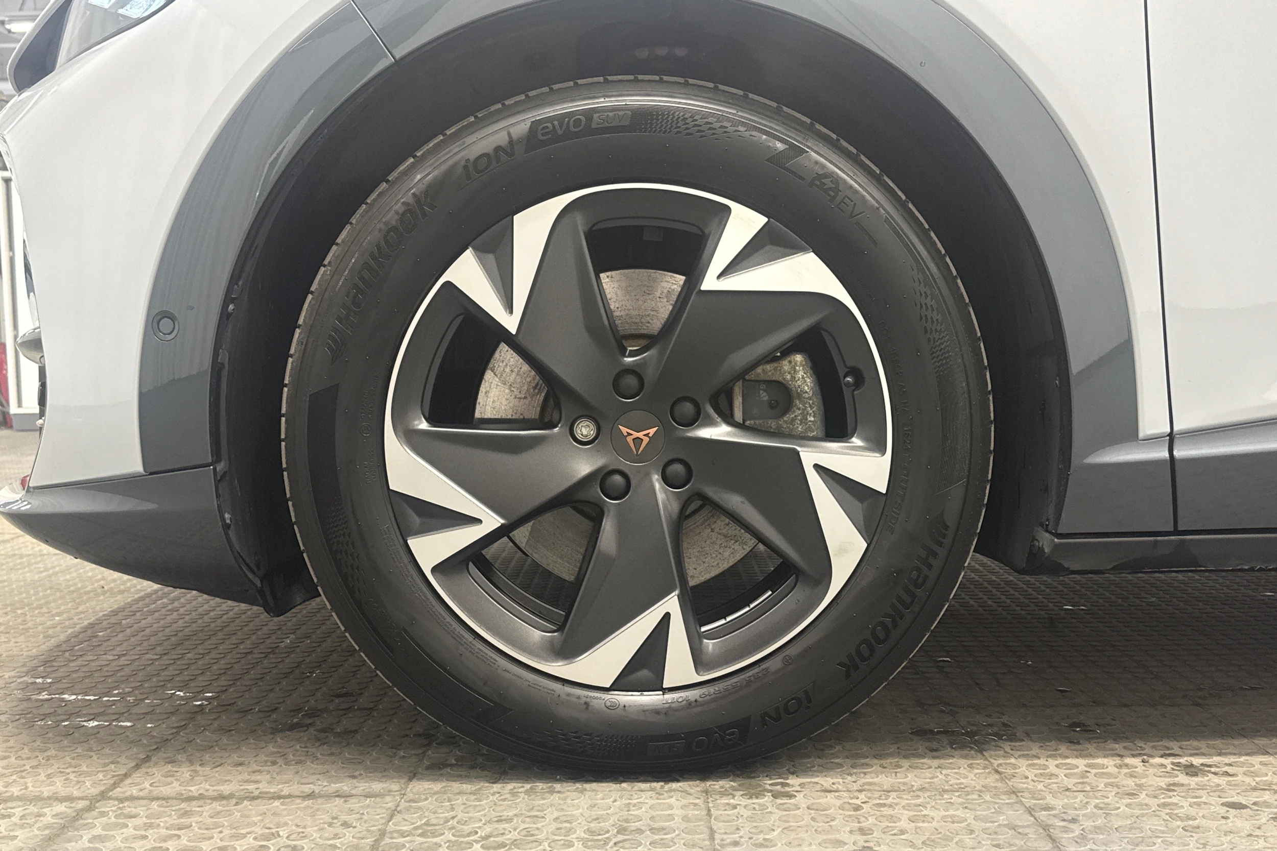 harmaa CUPRA Tavascan 2024 kuva 13.