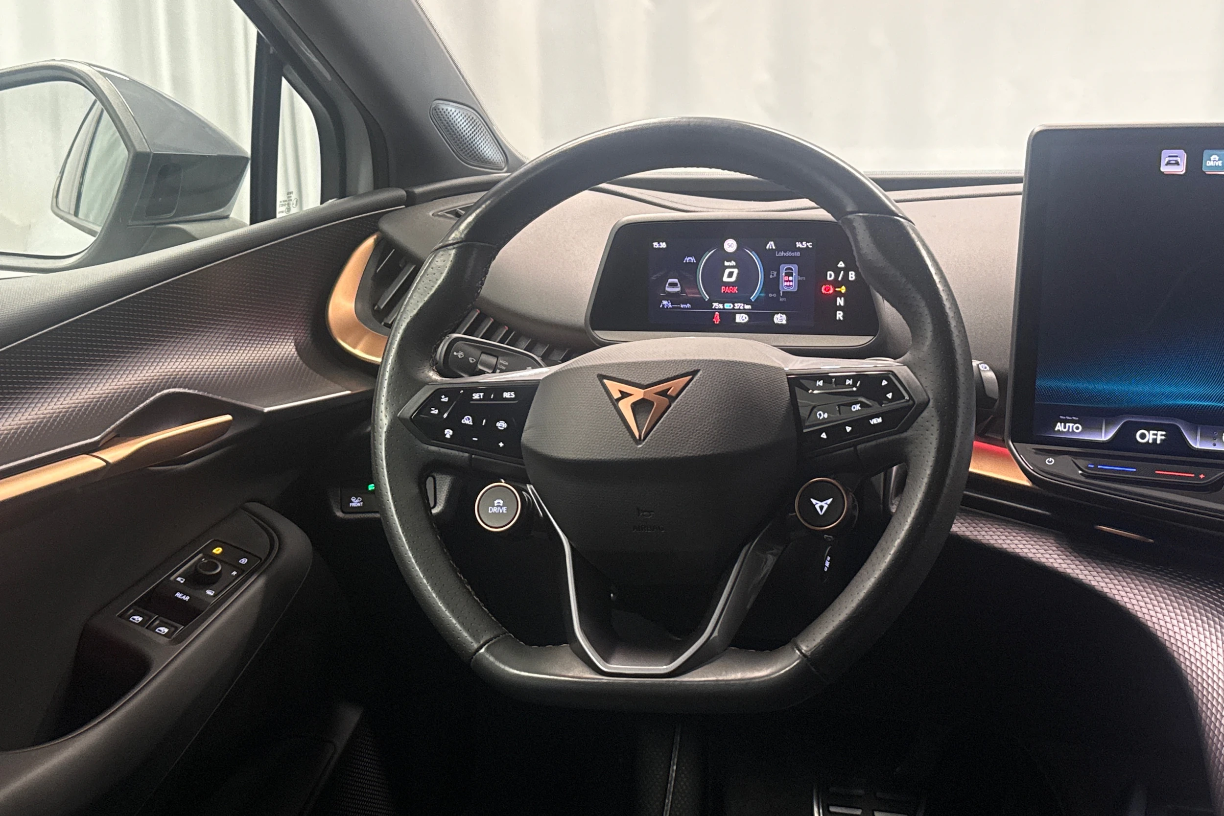 harmaa CUPRA Tavascan 2024 kuva 15.