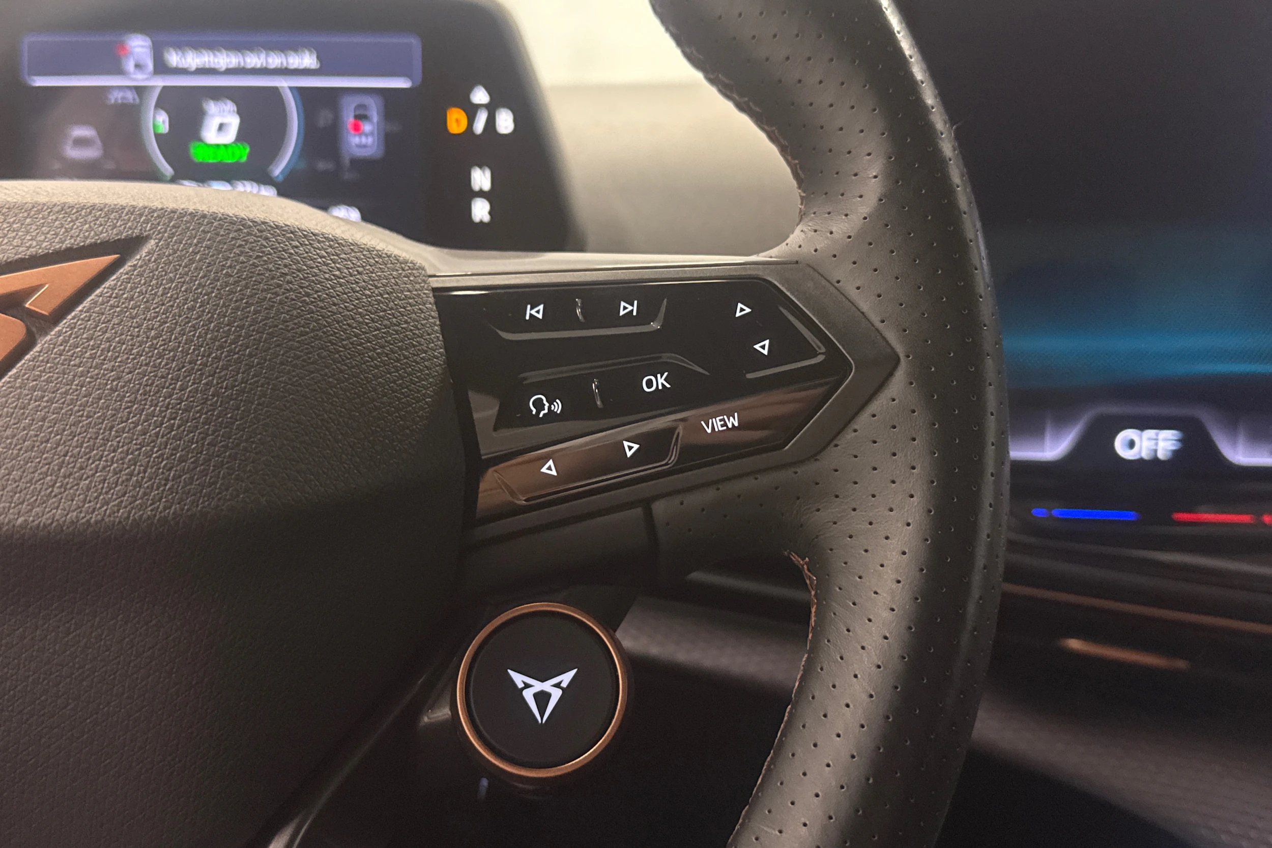harmaa CUPRA Tavascan 2024 kuva 16.