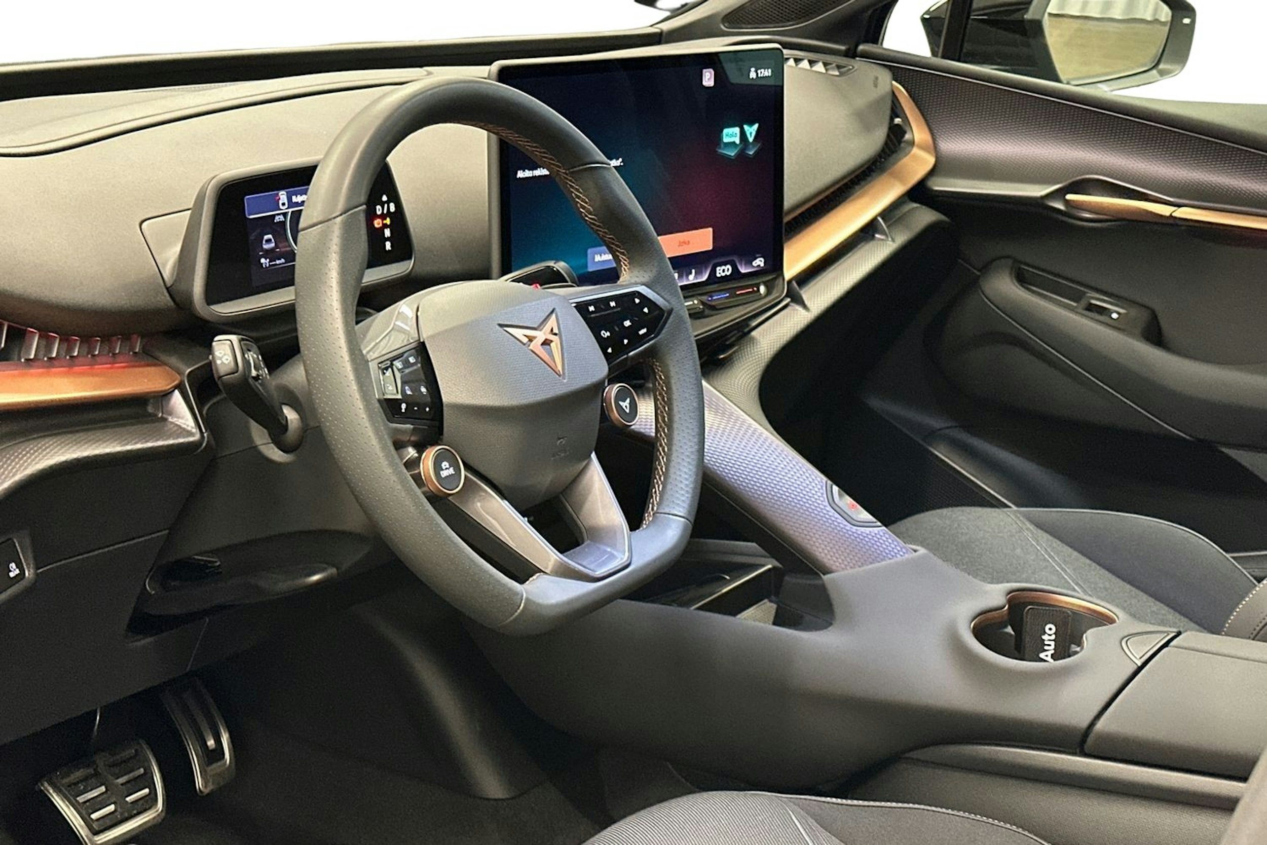 sininen CUPRA Tavascan 2024 kuva 7.