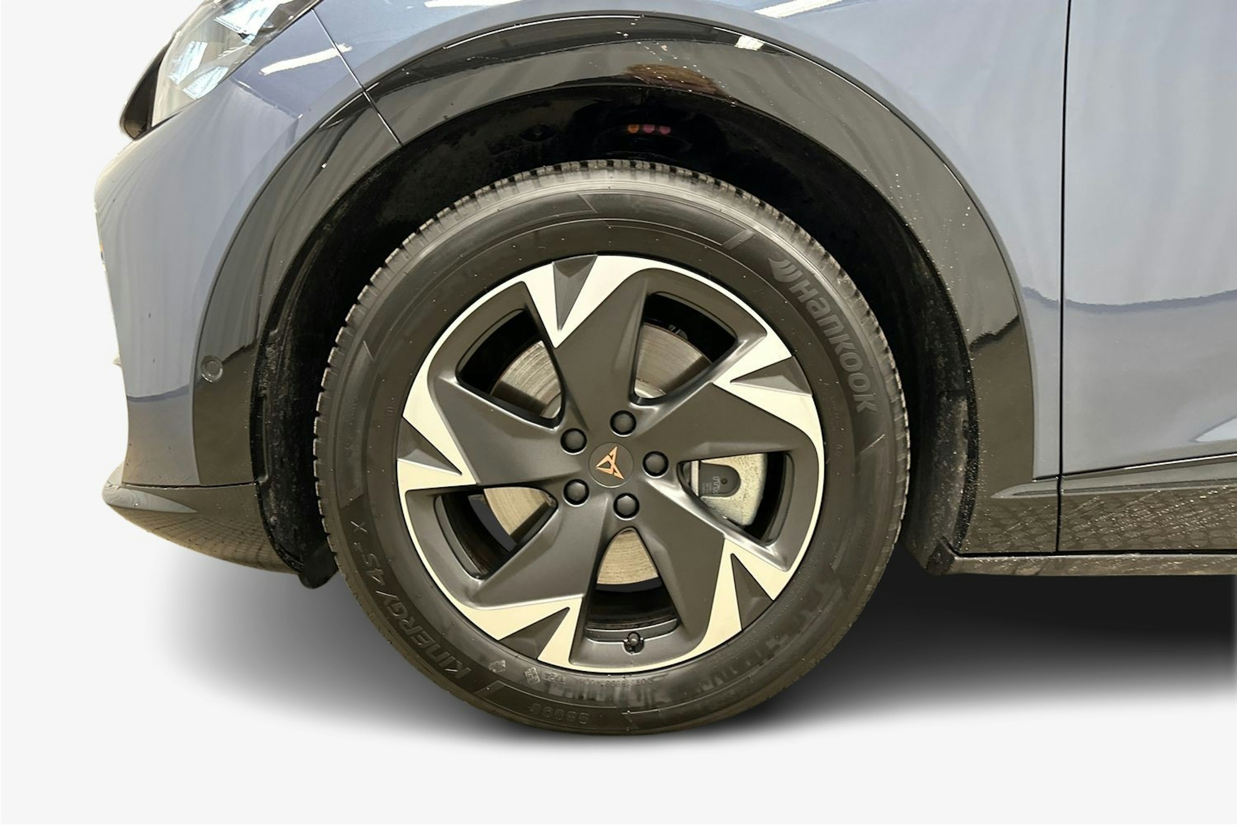 sininen CUPRA Tavascan 2024 kuva 11.