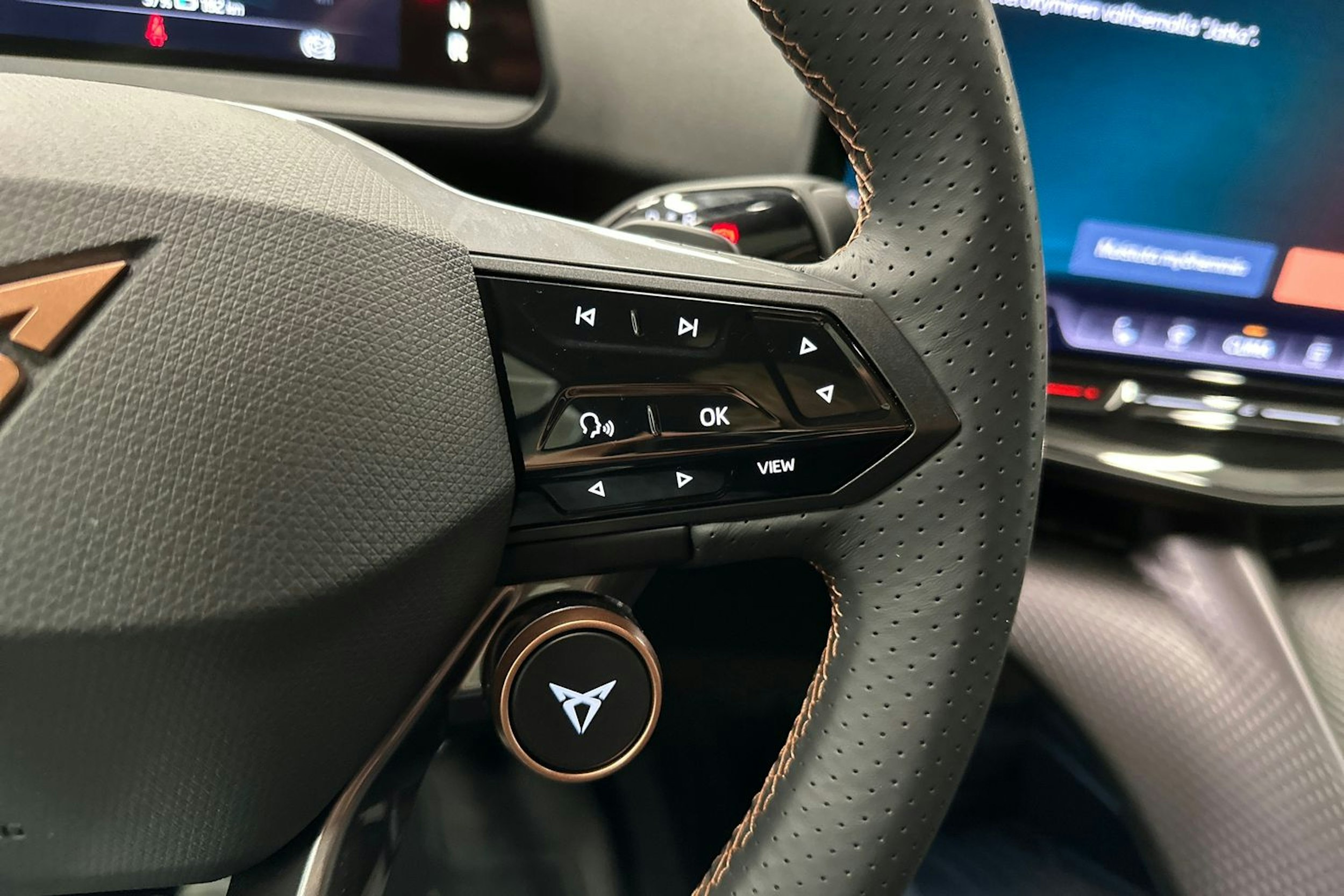 sininen CUPRA Tavascan 2024 kuva 15.