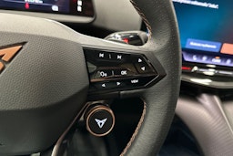 sininen CUPRA Tavascan 2024 kuva 15.