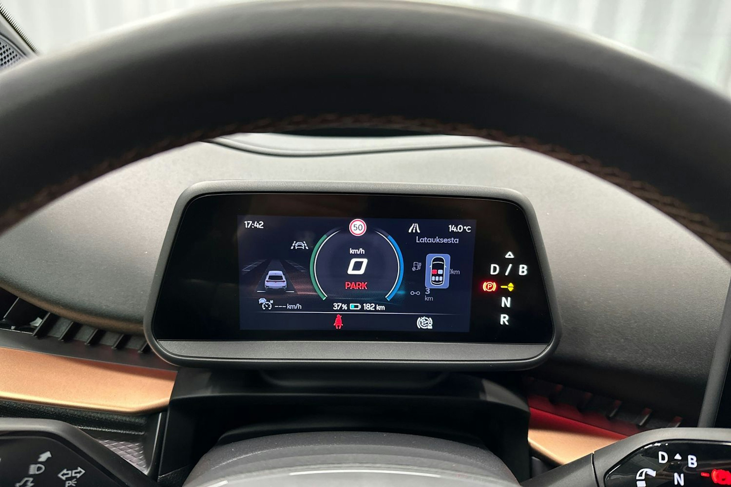 sininen CUPRA Tavascan 2024 kuva 16.