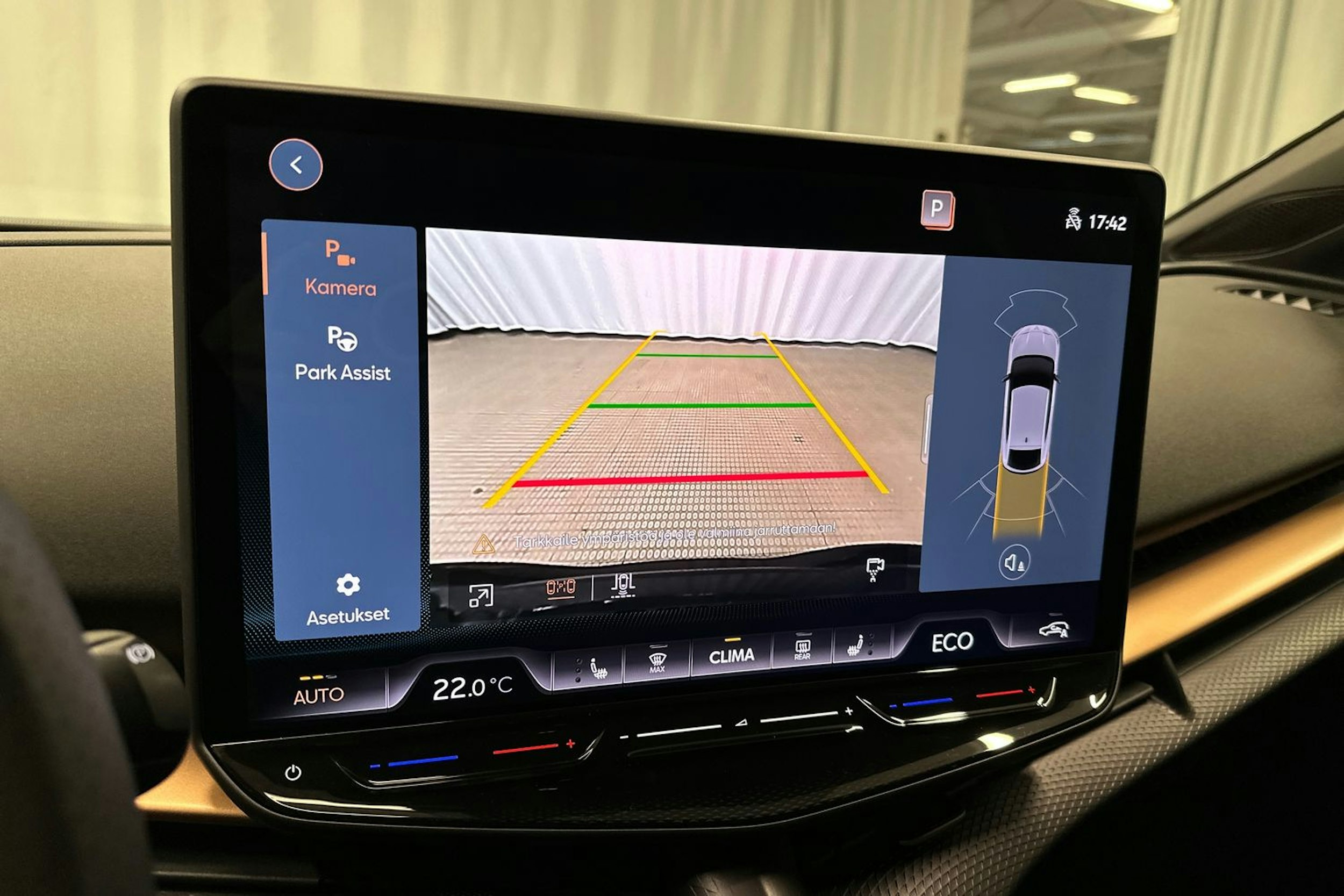 sininen CUPRA Tavascan 2024 kuva 18.