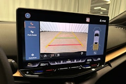 sininen CUPRA Tavascan 2024 kuva 18.