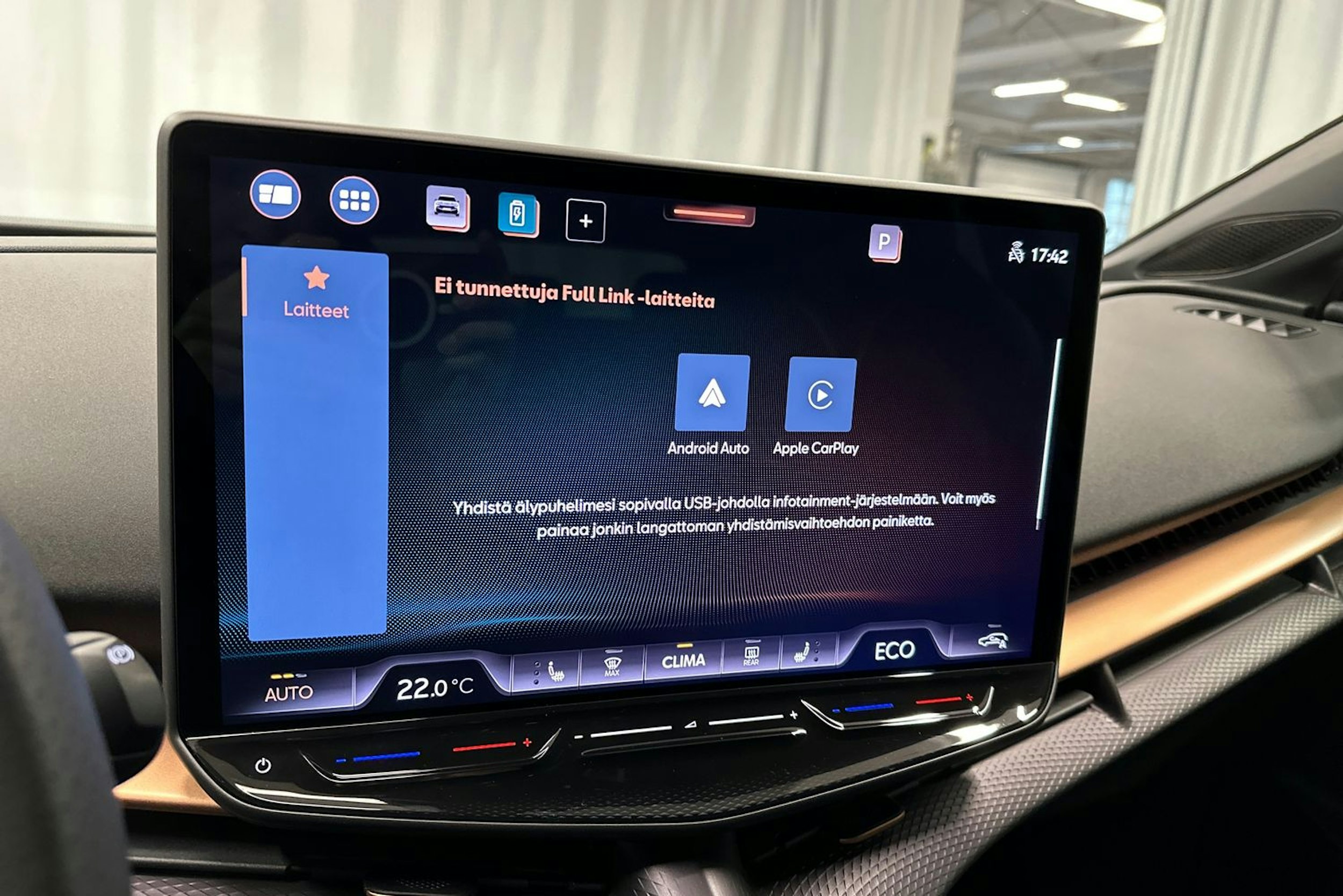 sininen CUPRA Tavascan 2024 kuva 19.
