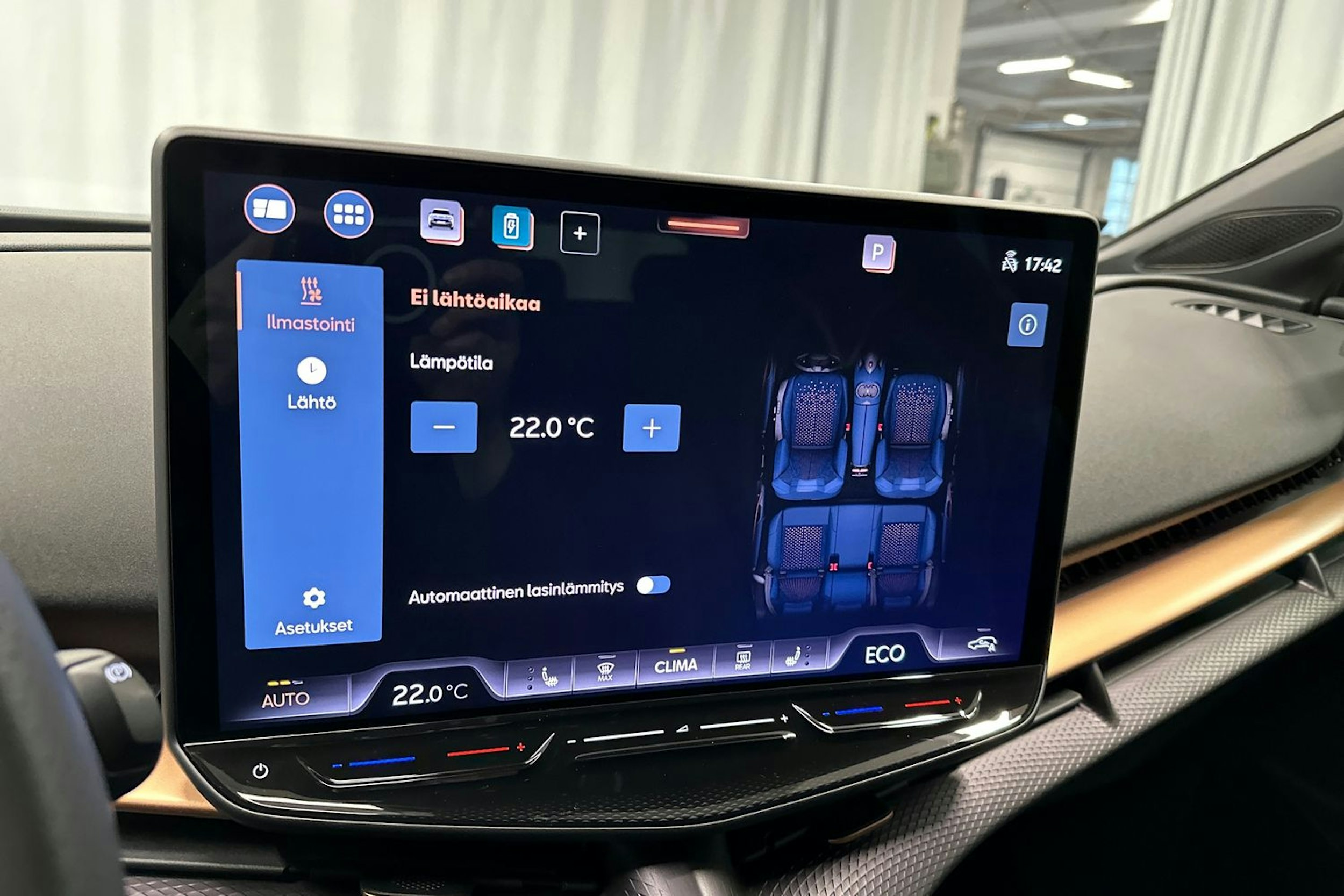 sininen CUPRA Tavascan 2024 kuva 20.