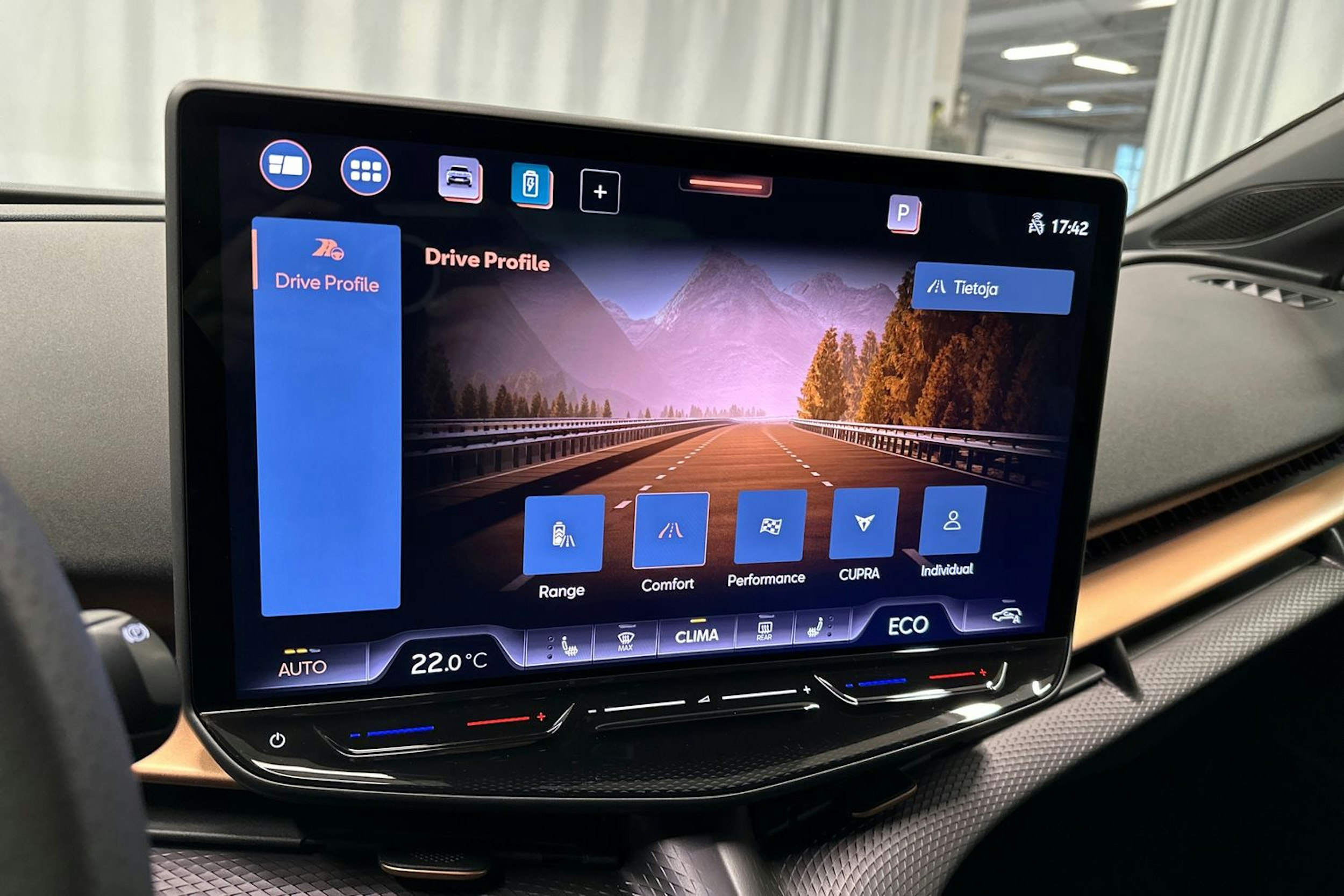 sininen CUPRA Tavascan 2024 kuva 21.