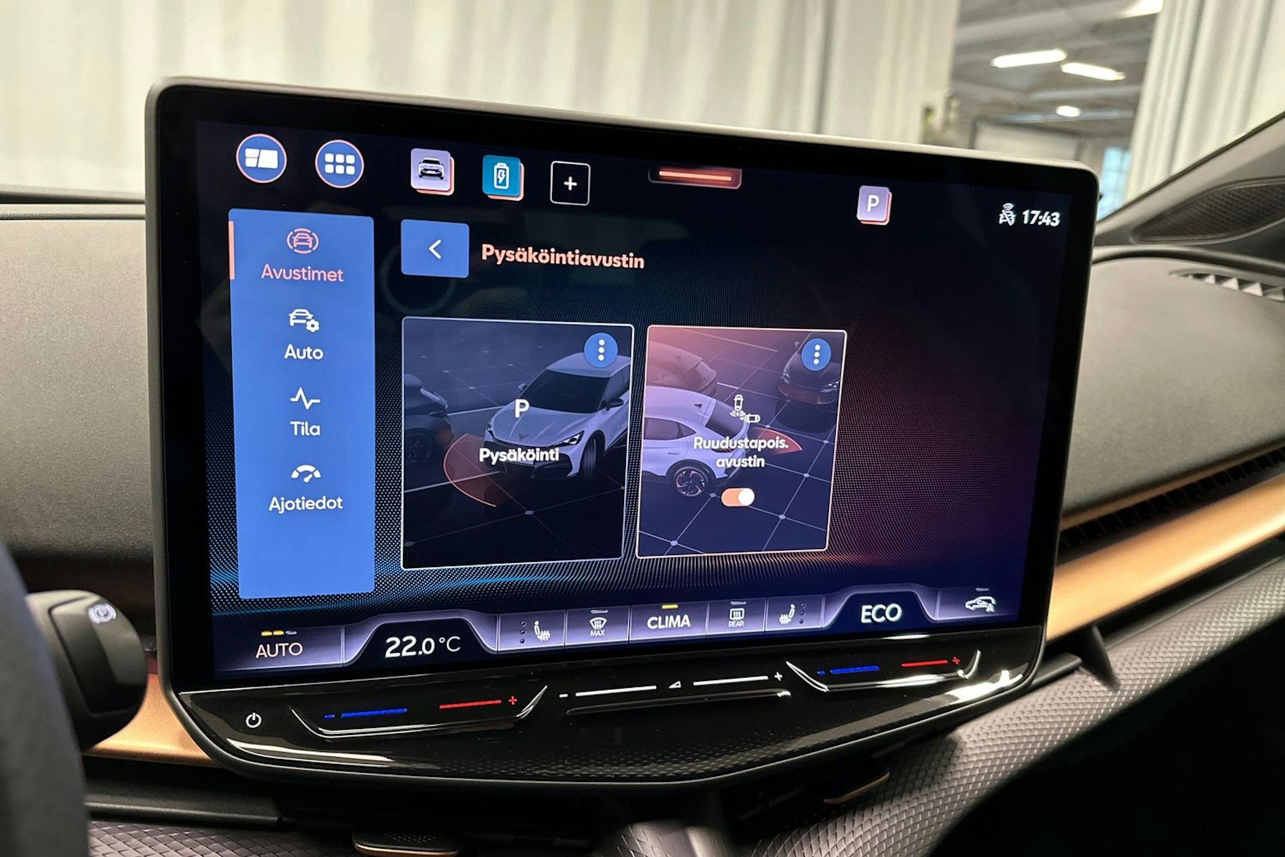 sininen CUPRA Tavascan 2024 kuva 23.
