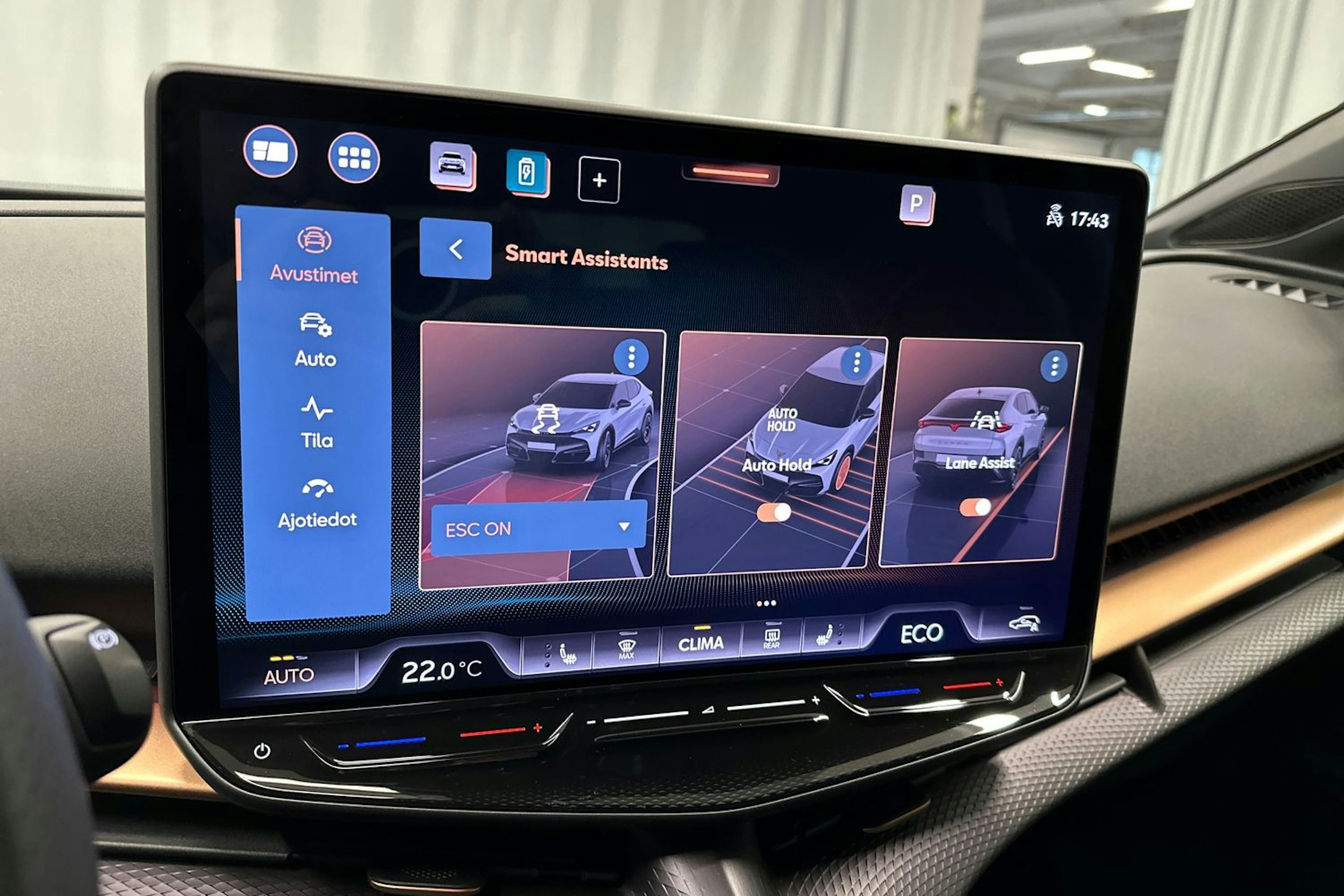 sininen CUPRA Tavascan 2024 kuva 24.