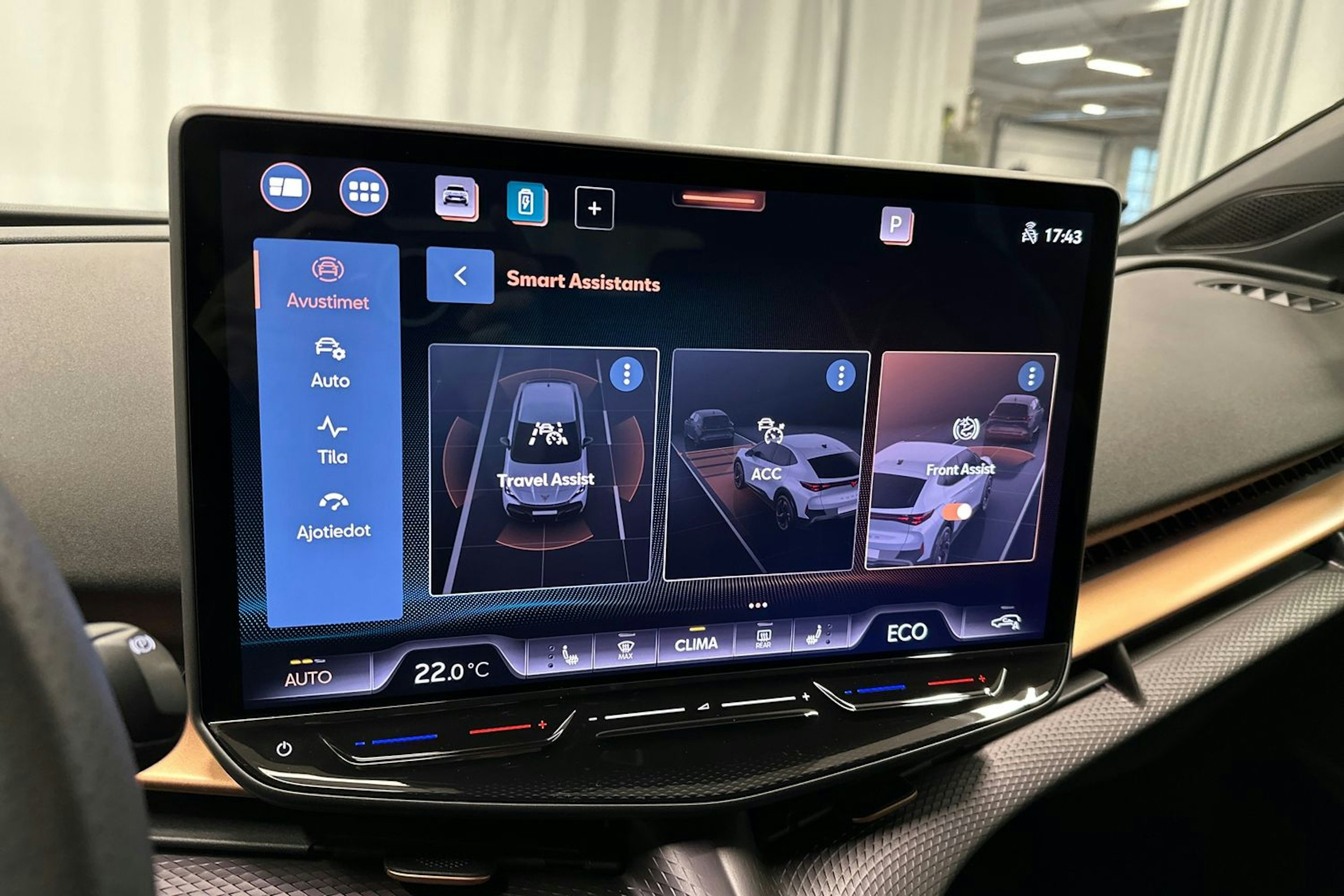 sininen CUPRA Tavascan 2024 kuva 25.