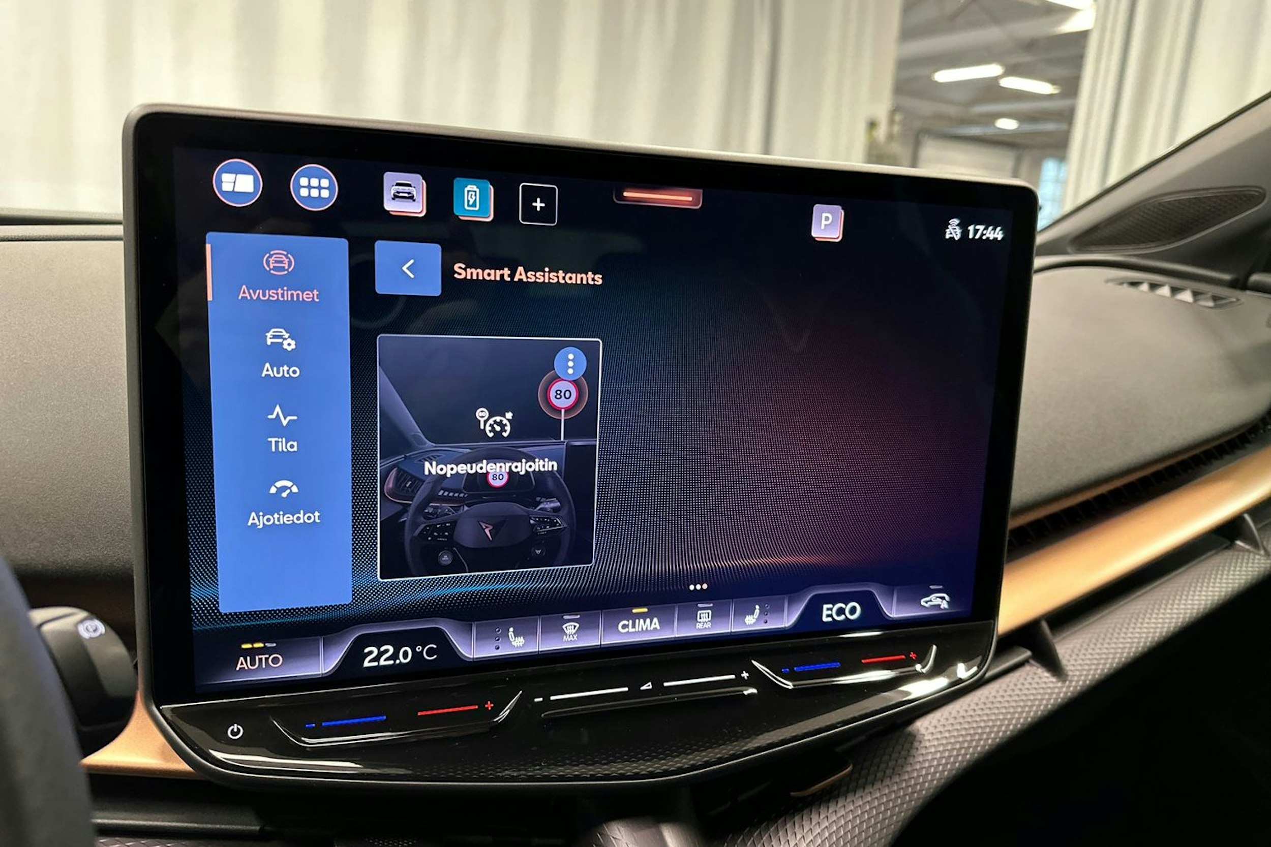 sininen CUPRA Tavascan 2024 kuva 26.