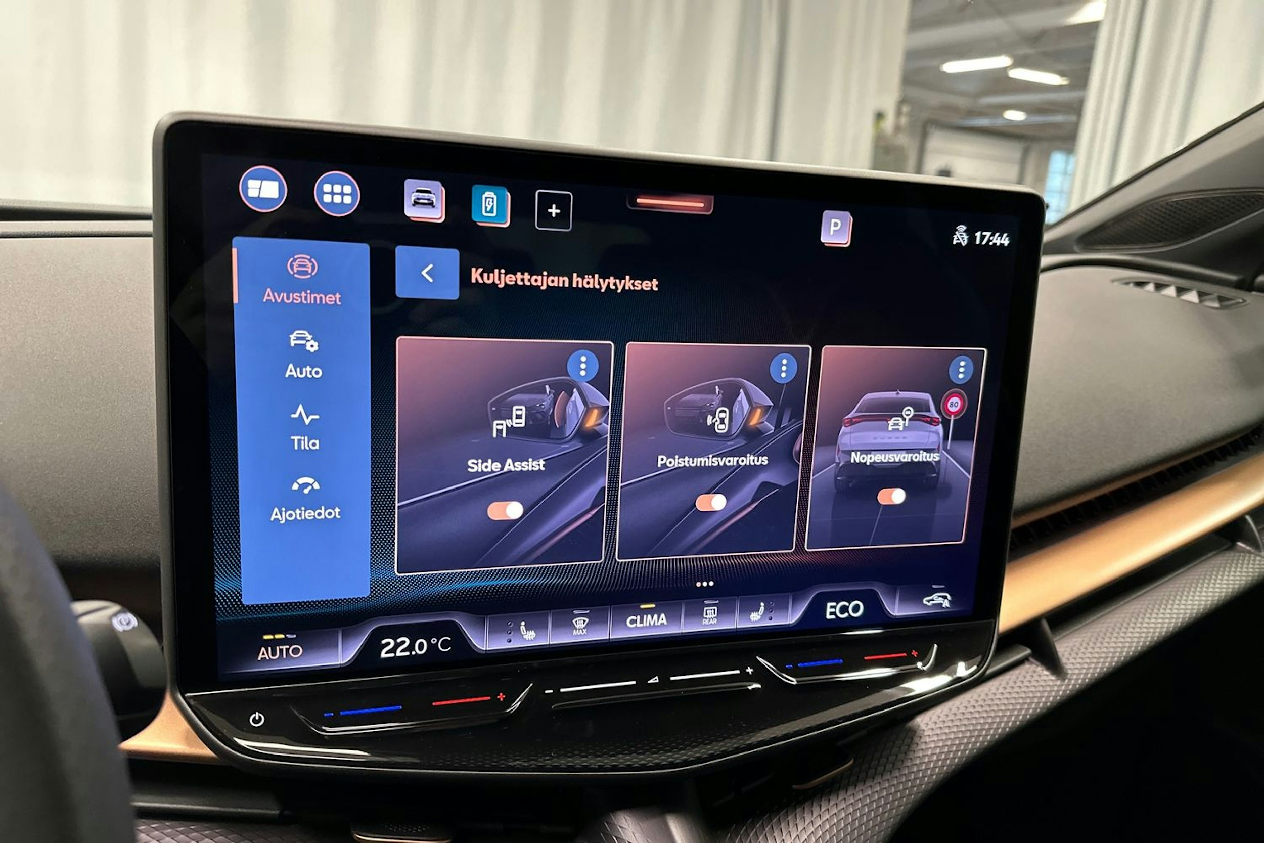 sininen CUPRA Tavascan 2024 kuva 27.