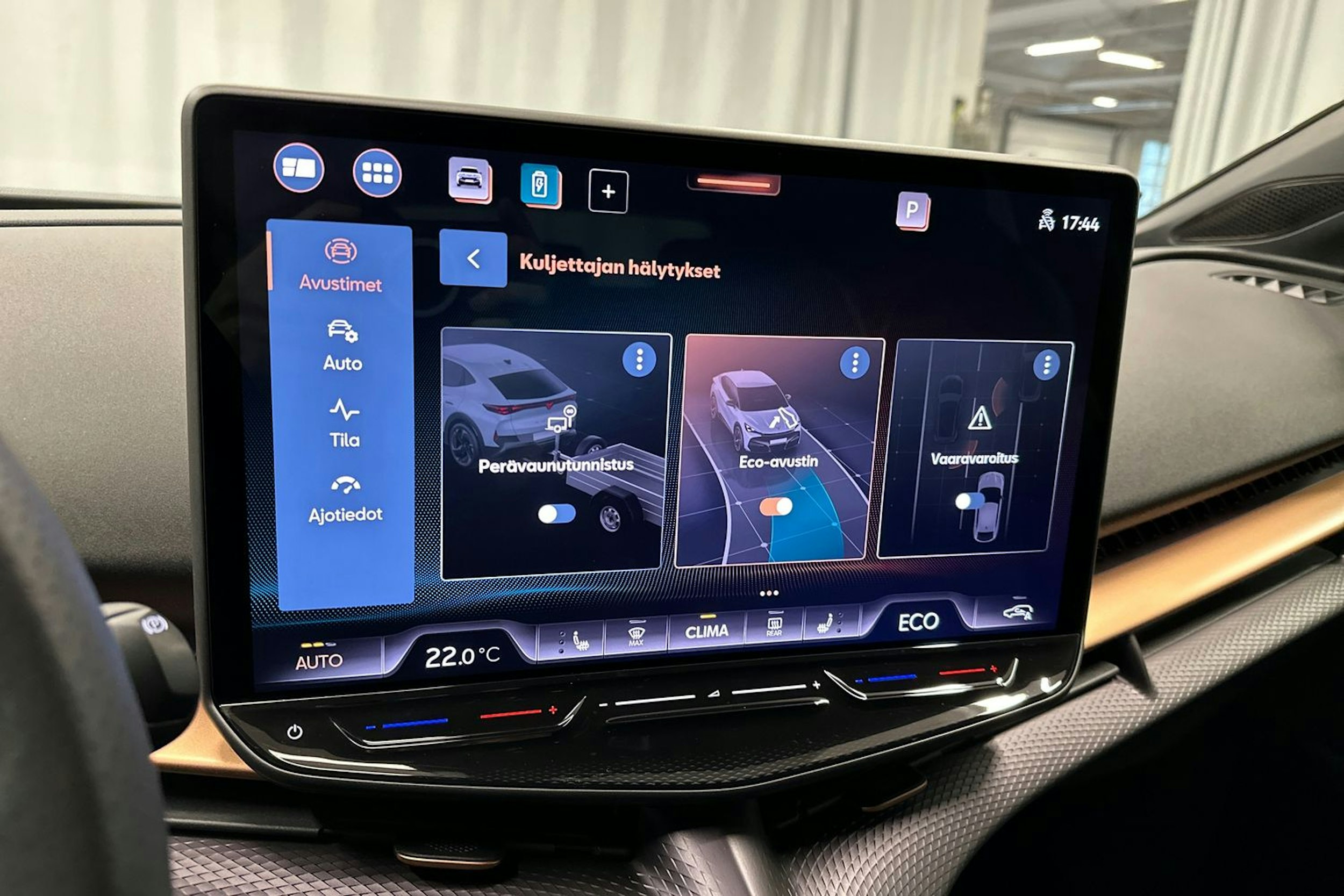 sininen CUPRA Tavascan 2024 kuva 28.