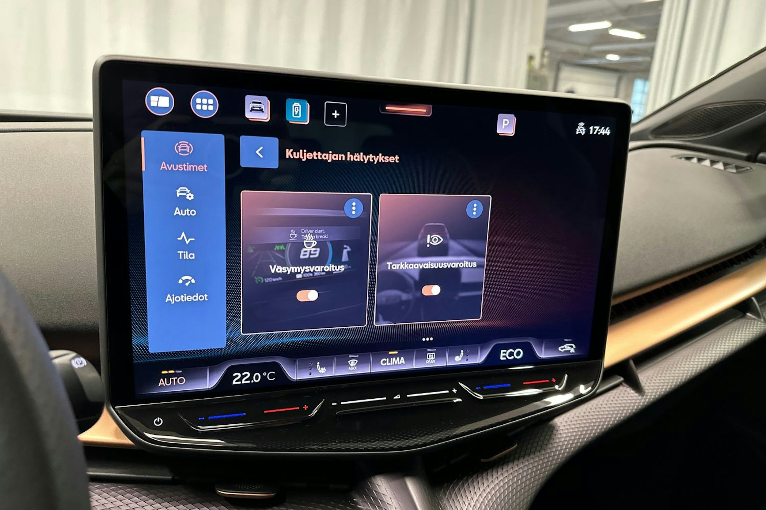 sininen CUPRA Tavascan 2024 kuva 29.