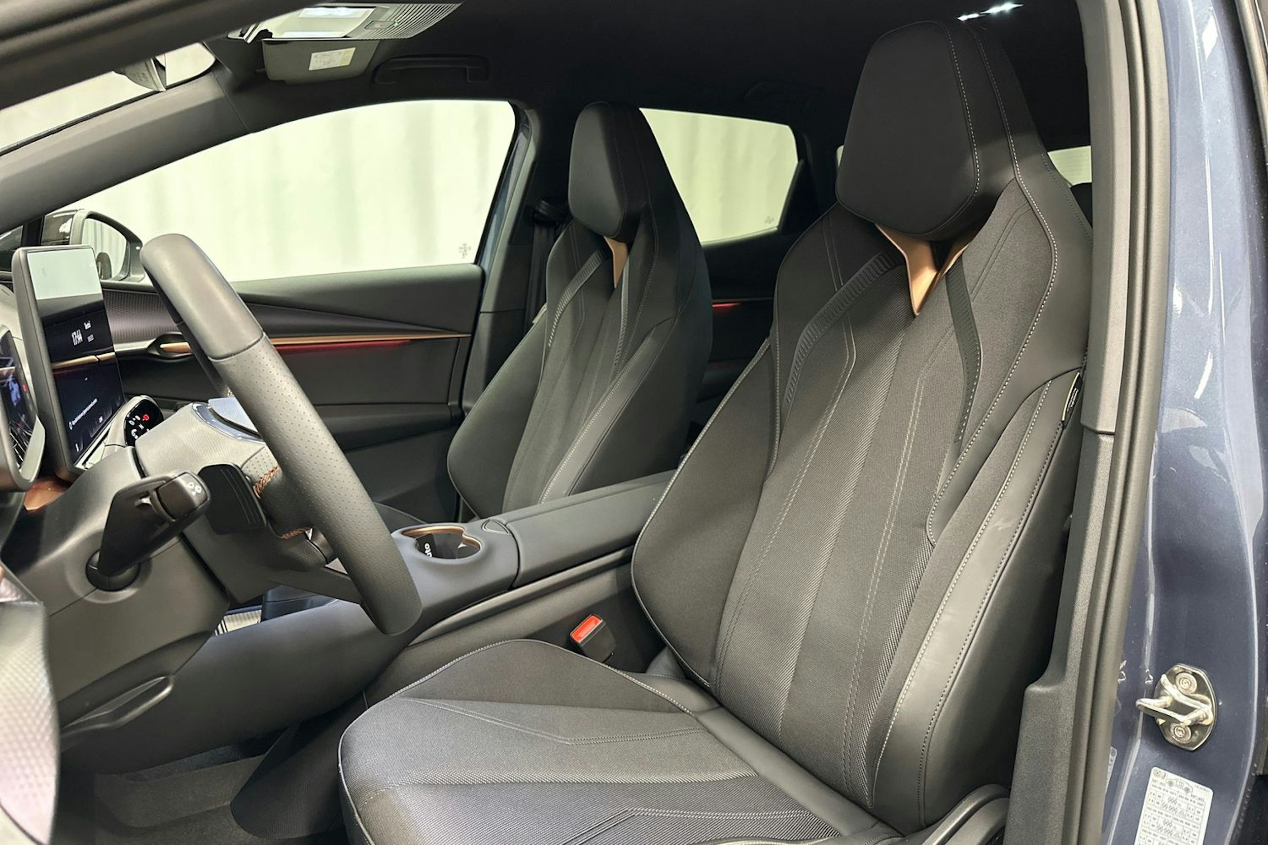 sininen CUPRA Tavascan 2024 kuva 31.