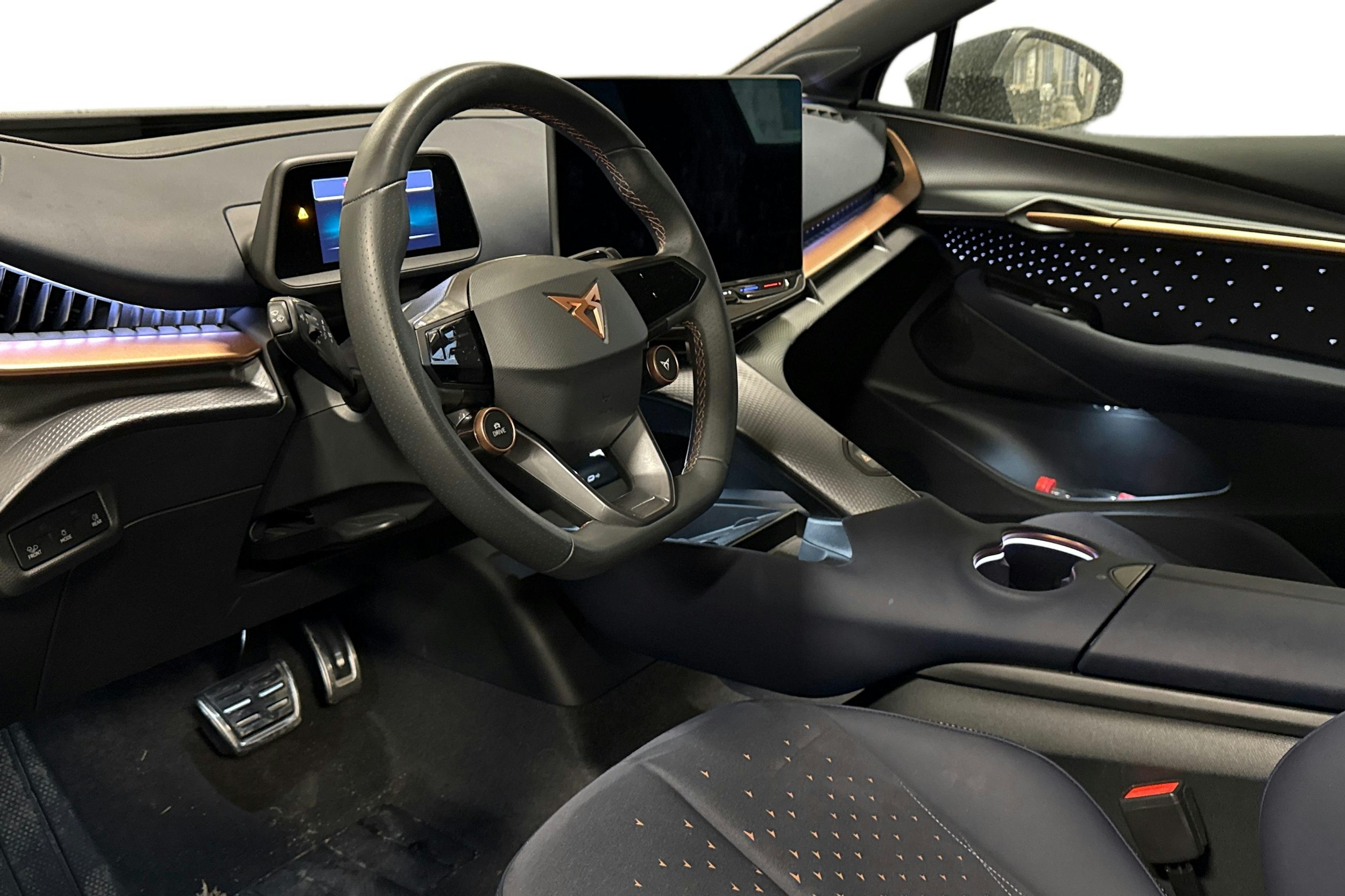 sininen CUPRA Tavascan 2024 kuva 3.