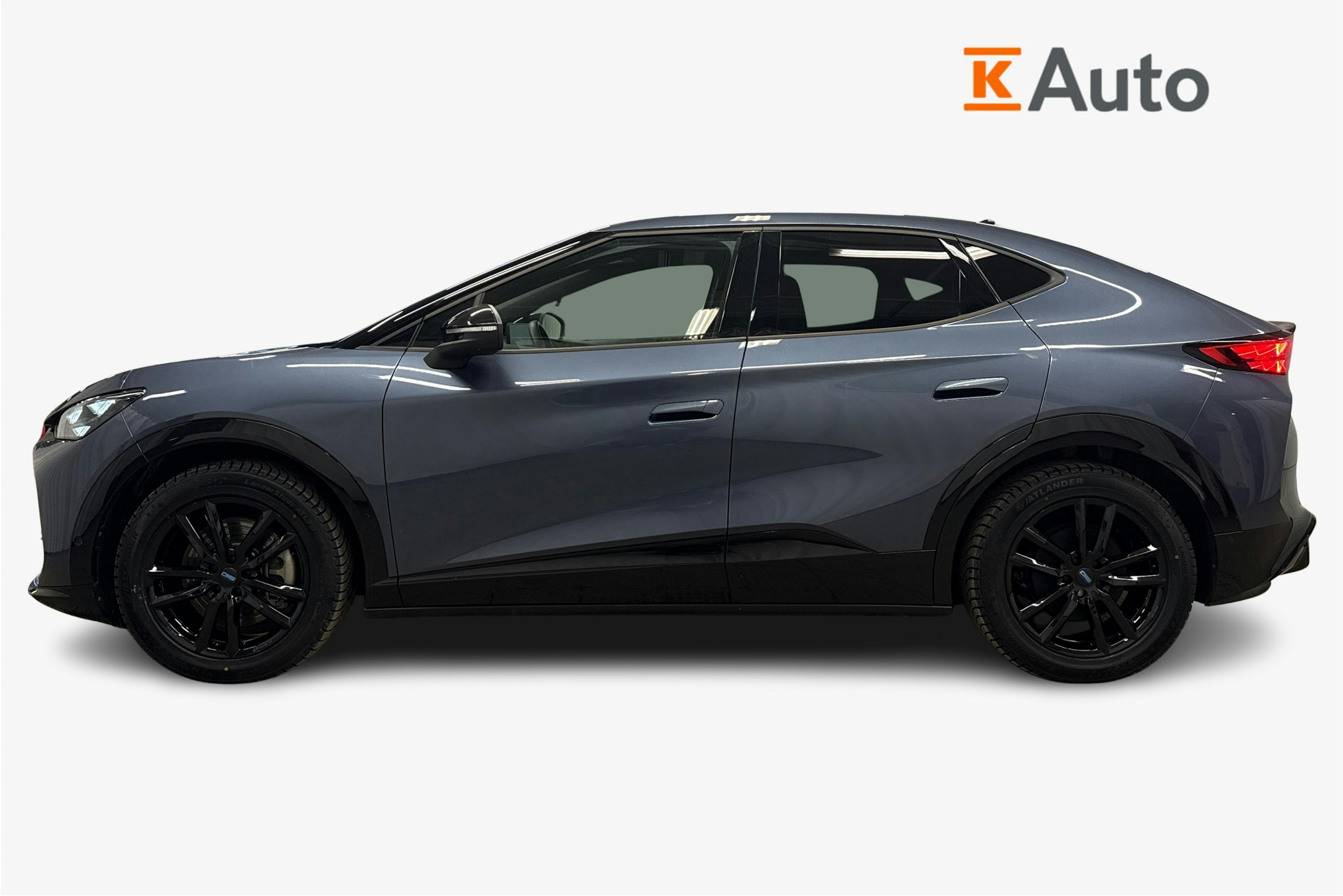 sininen CUPRA Tavascan 2024 kuva 6.