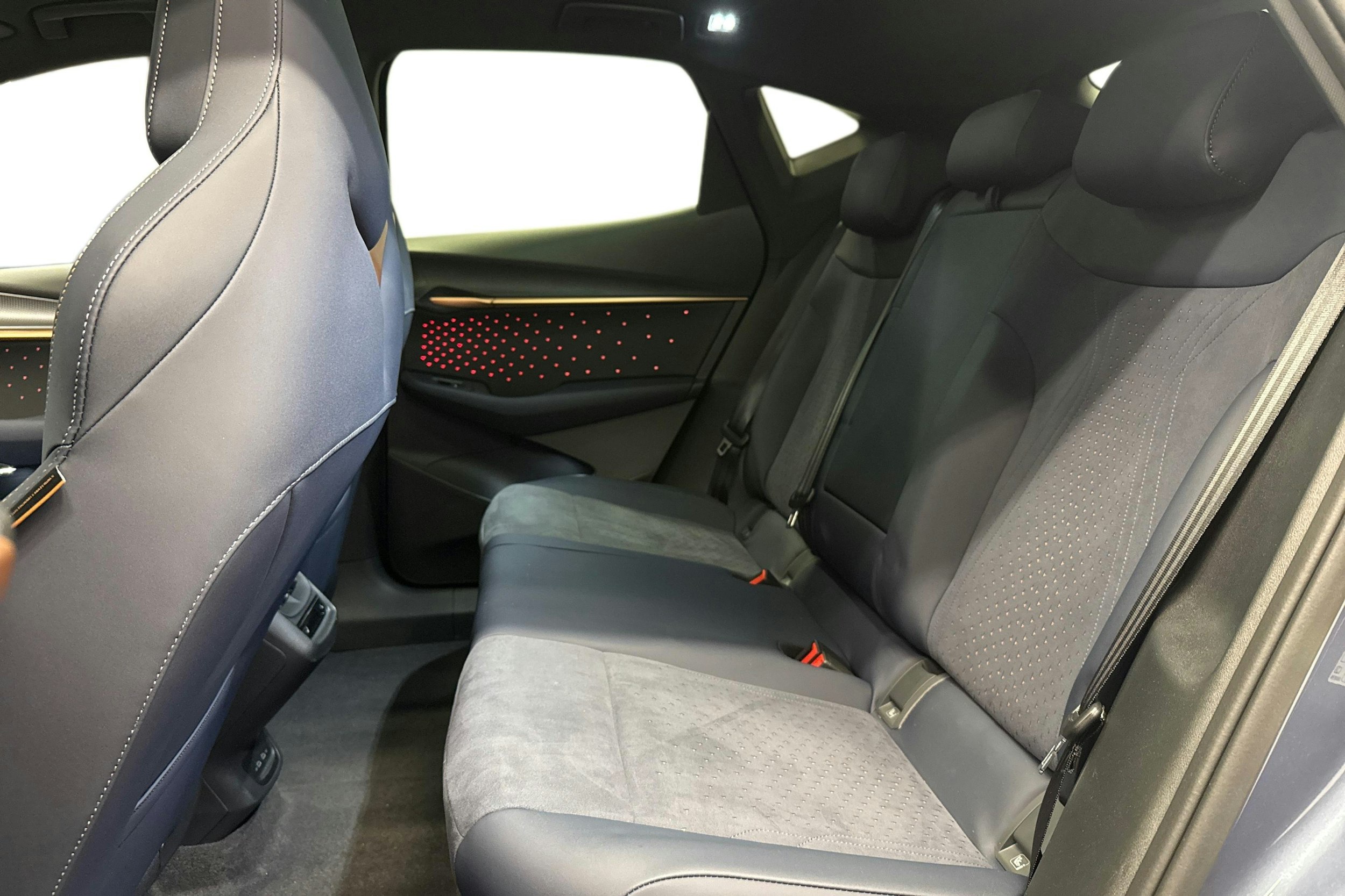 sininen CUPRA Tavascan 2024 kuva 10.