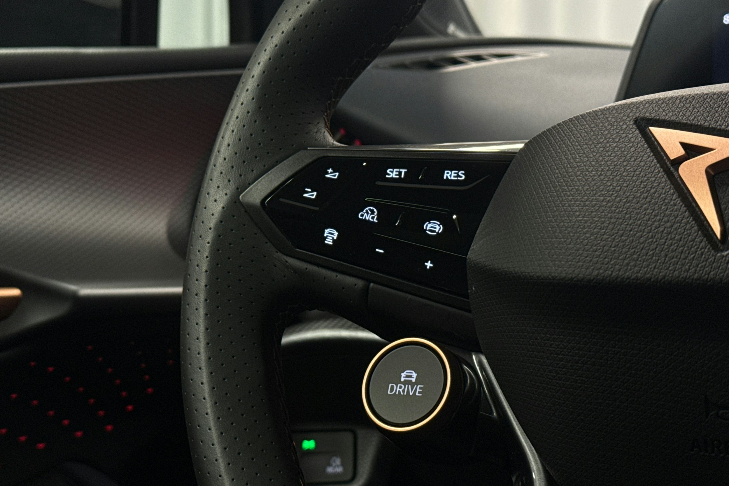 sininen CUPRA Tavascan 2024 kuva 15.