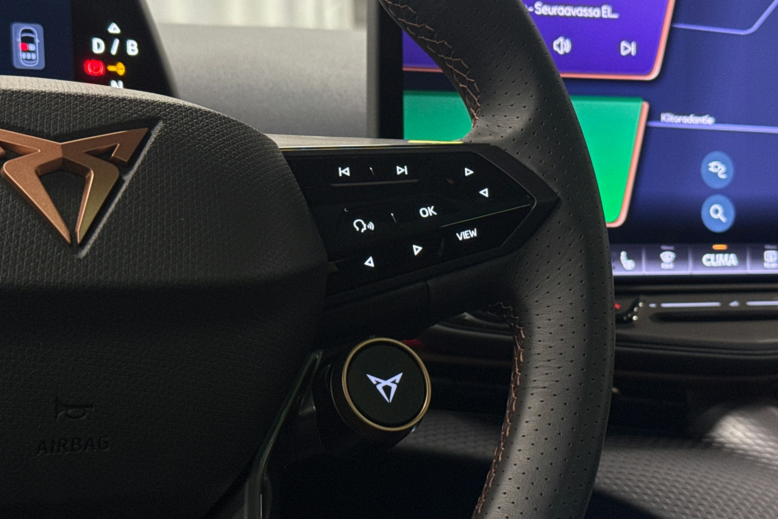 sininen CUPRA Tavascan 2024 kuva 16.