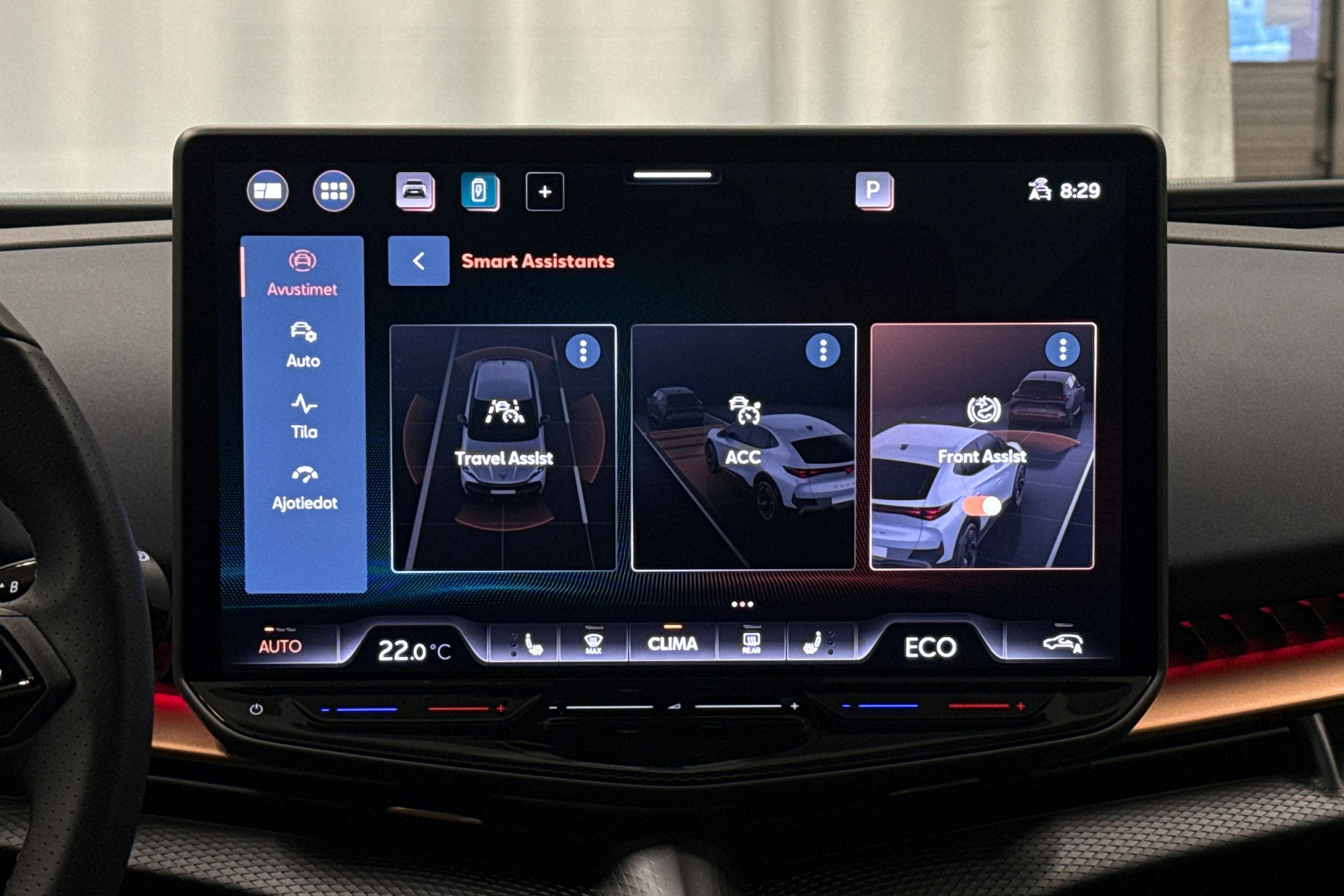 sininen CUPRA Tavascan 2024 kuva 20.