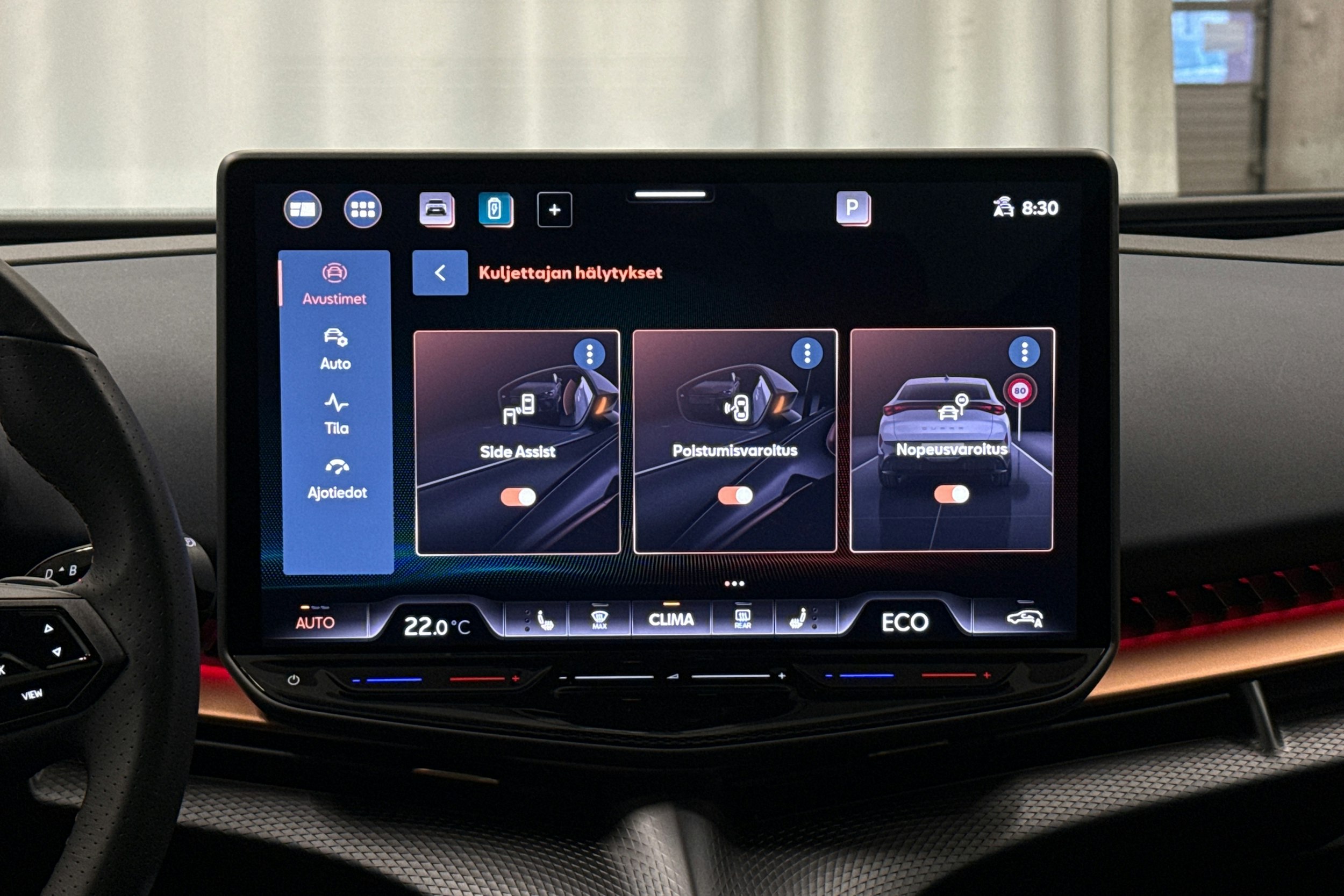 sininen CUPRA Tavascan 2024 kuva 23.