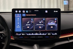 sininen CUPRA Tavascan 2024 kuva 23.