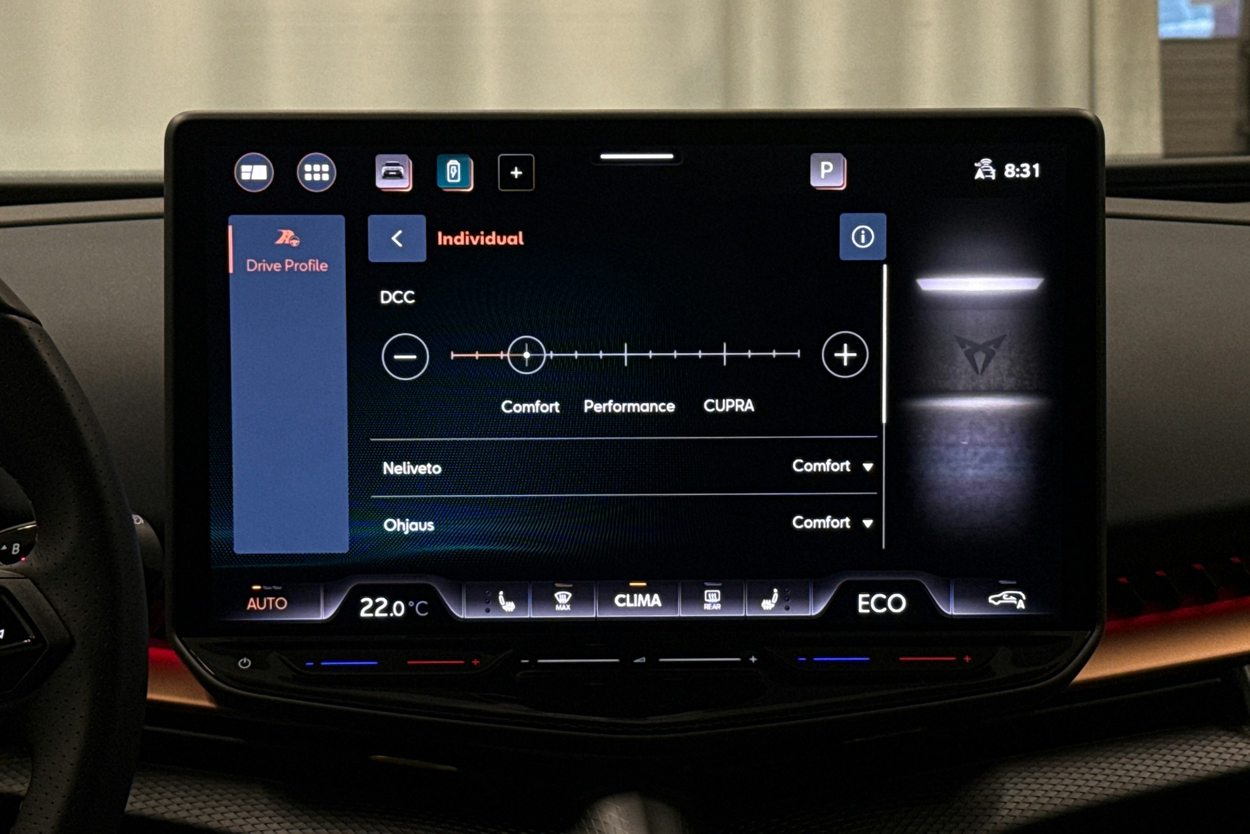 sininen CUPRA Tavascan 2024 kuva 24.