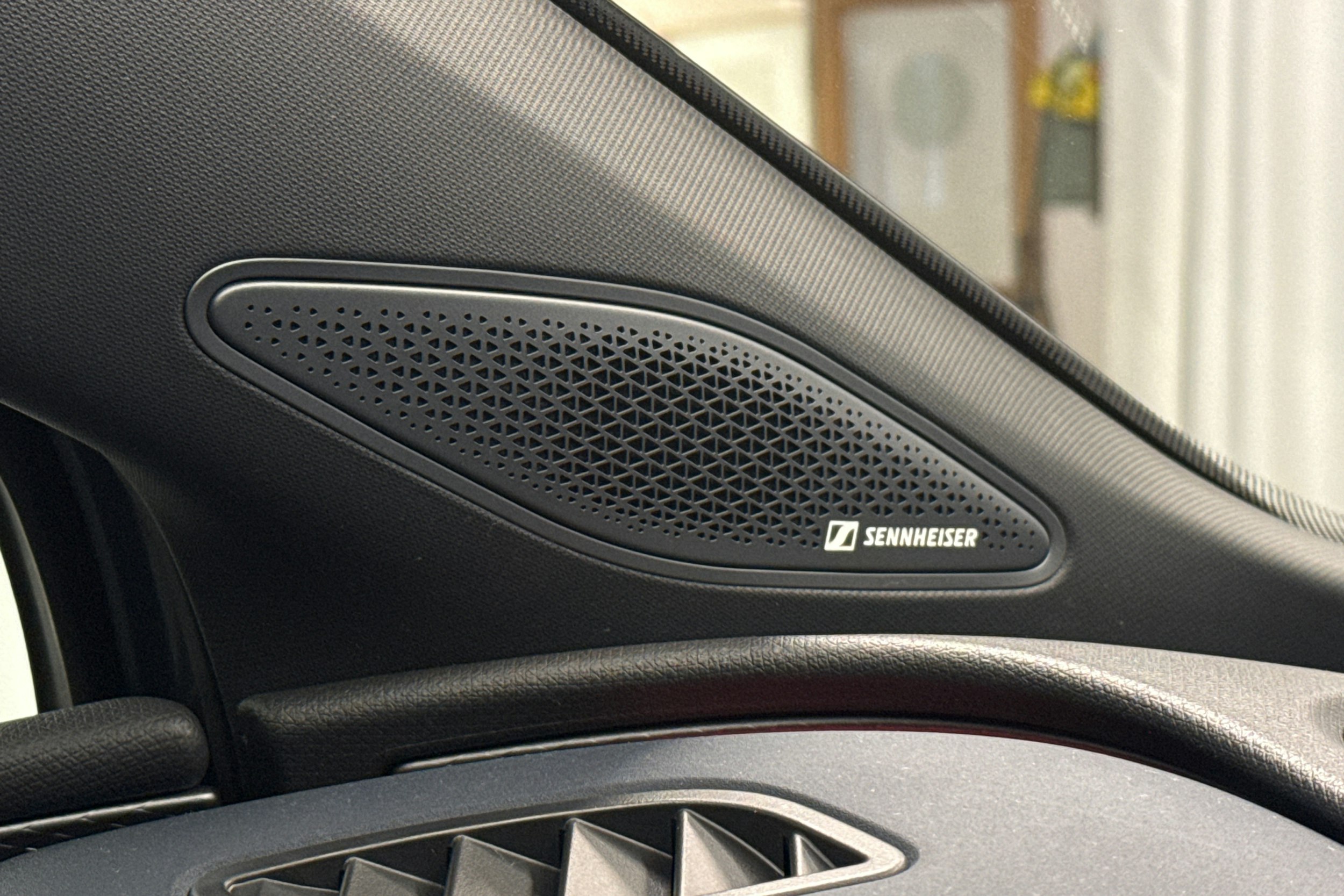 sininen CUPRA Tavascan 2024 kuva 29.