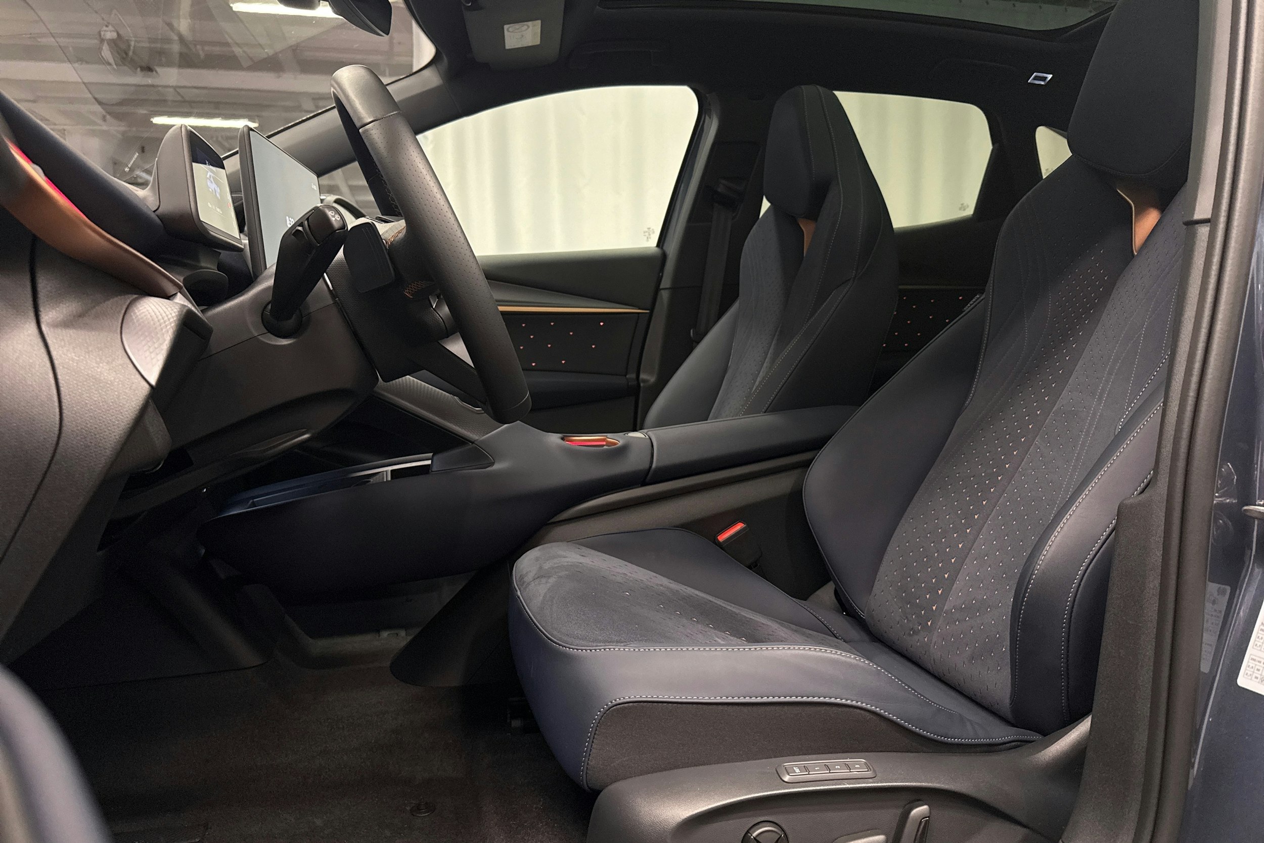 sininen CUPRA Tavascan 2024 kuva 30.